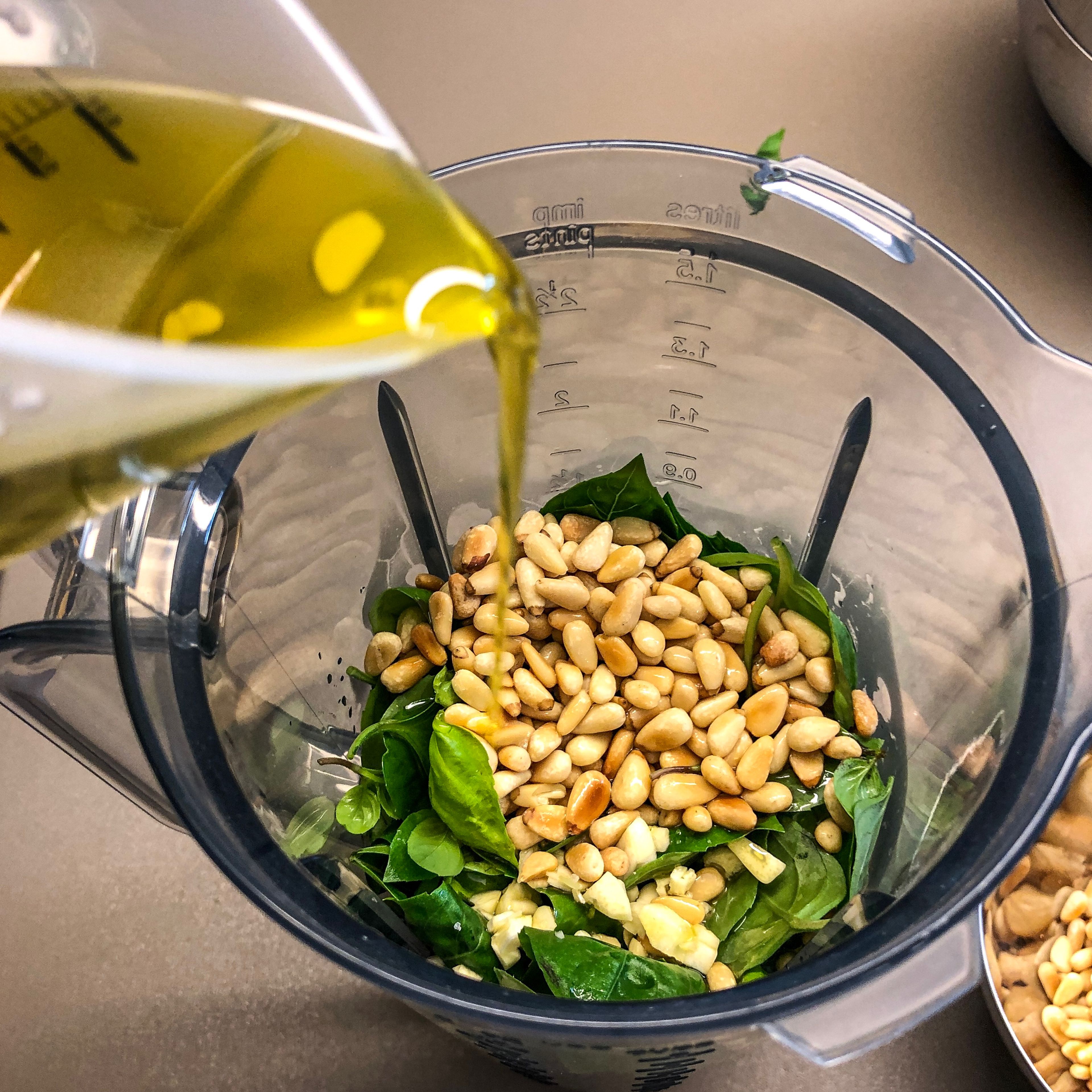 Basilikum, Pinienkerne, Knoblauchzehen, Salz und Olivenöl in einen Mixer geben!