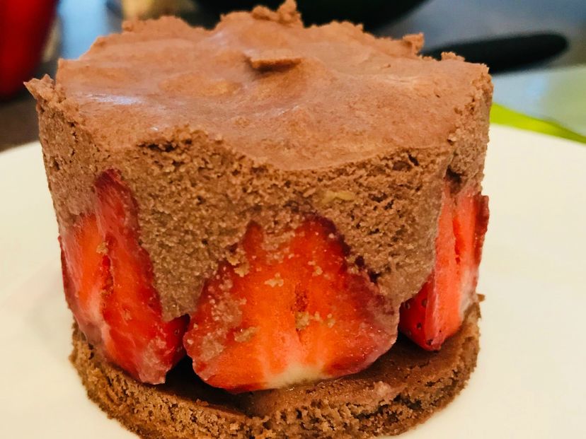 Chocolate mousse tarts with strawberries