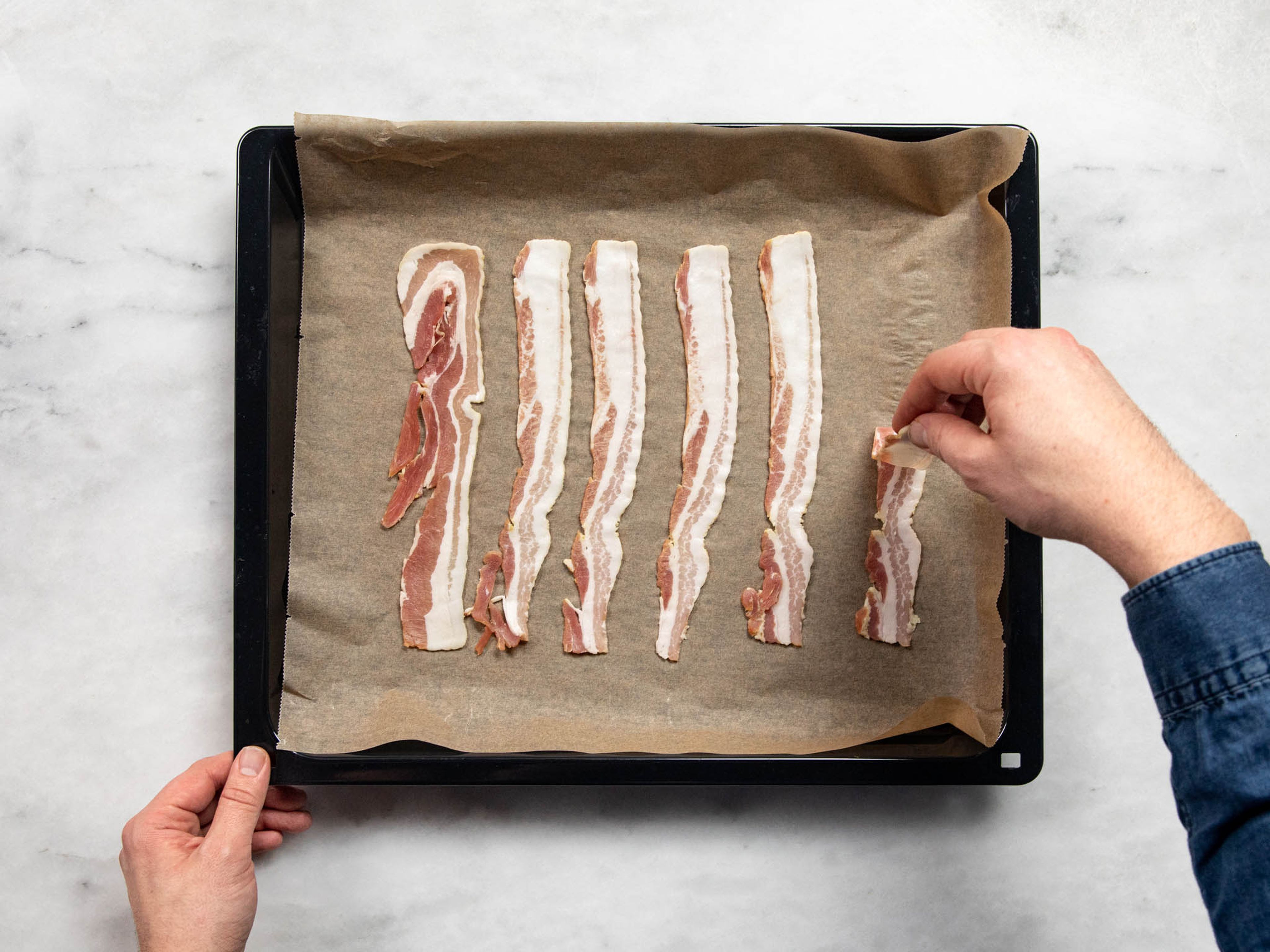 Den Backofen auf 160ºC vorheizen. Bacon auf Backpapier im Ofen für ca. 10 Min. knusprig backen. Die Eier in einem Topf mit kochendem Wasser für ca. 8 Min. kochen und dann in einer Schüssel mit kaltem Wasser abkühlen lassen.