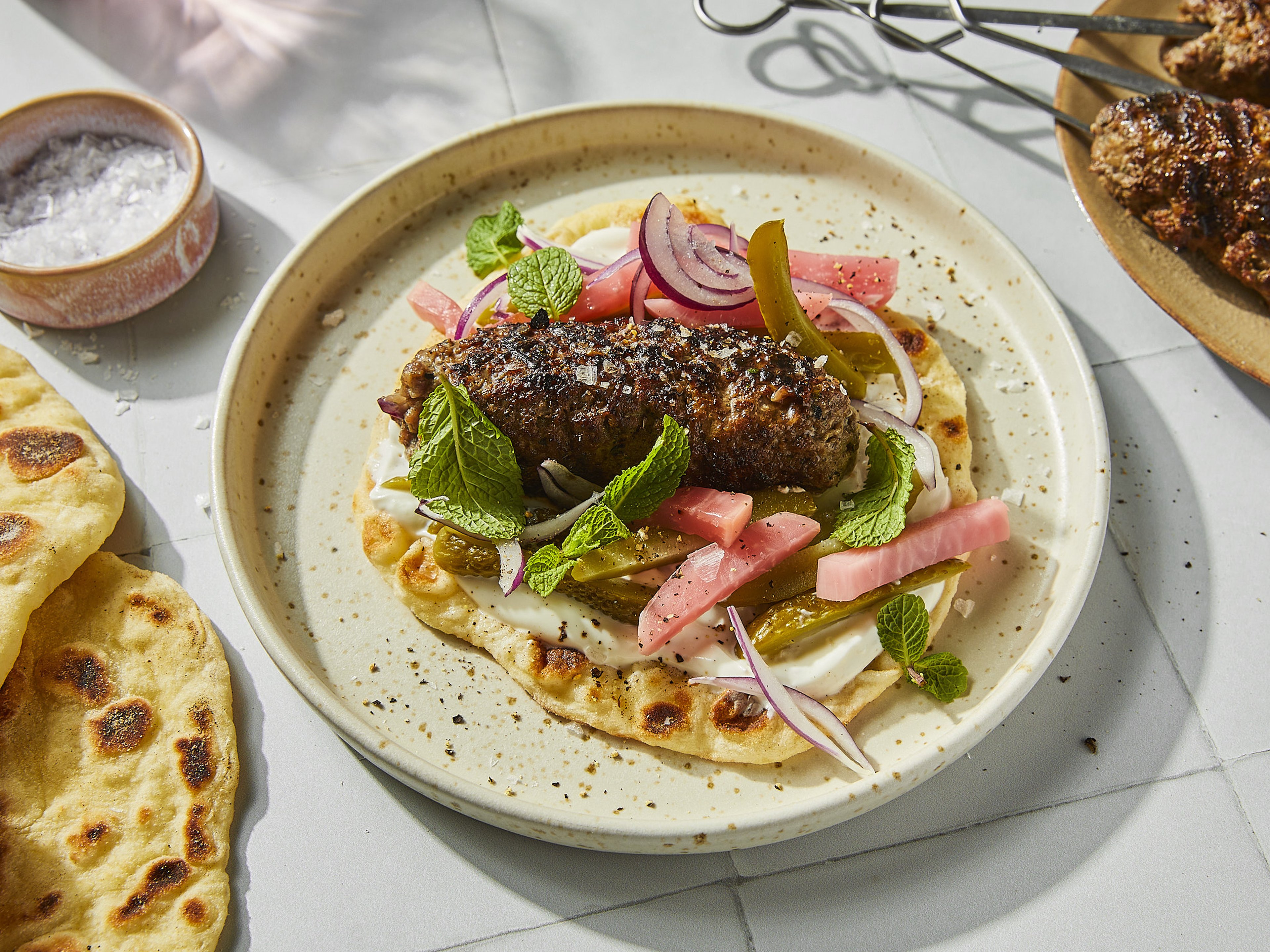 Würzige Rindfleisch-Köfte in hausgemachtem Fladenbrot