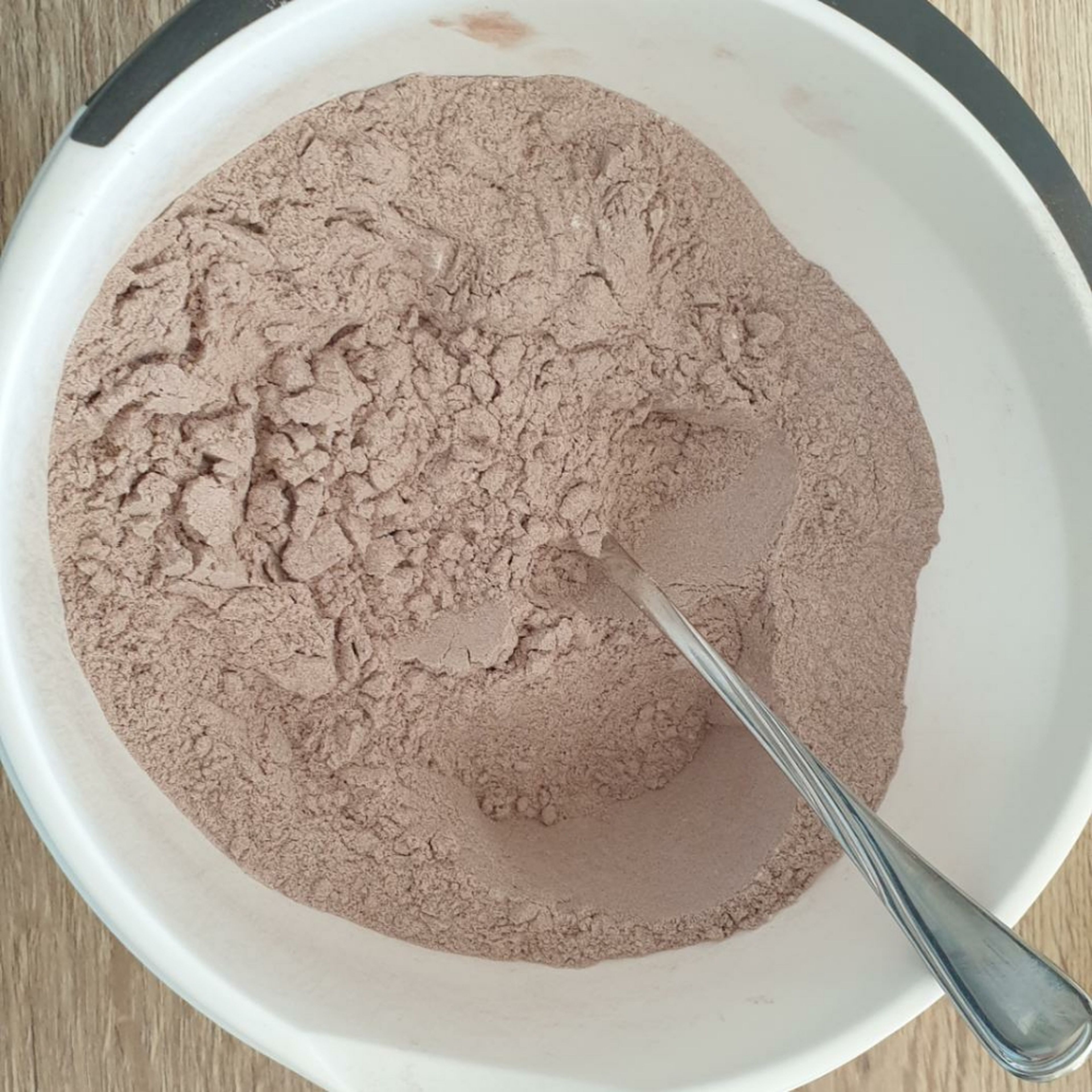 400g Mehl mit 1 P Backpulver vermischen. Kakao darüber sieben, verrühren.