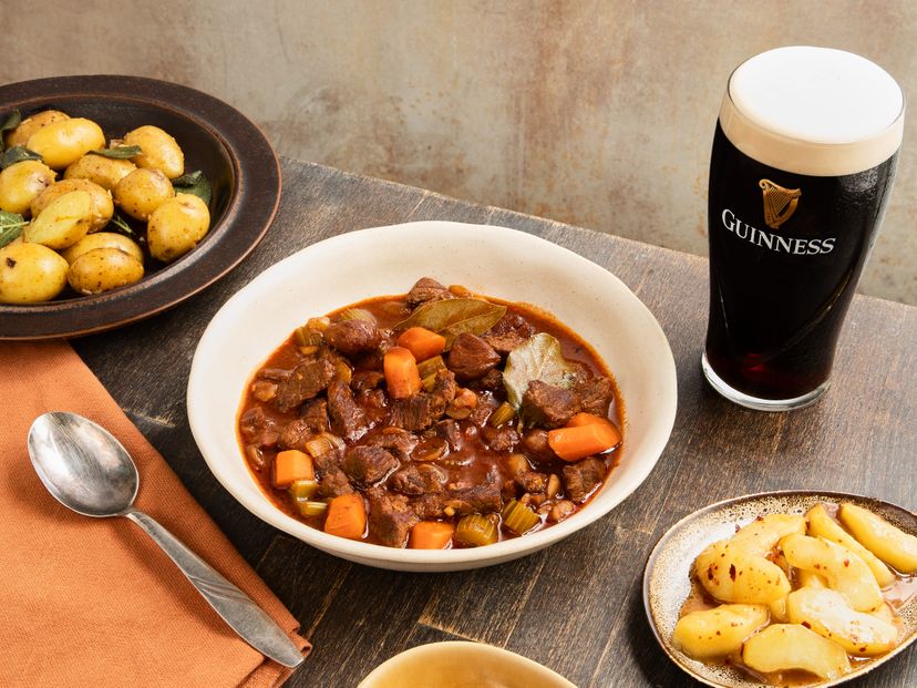 Guinness-Rindergulasch mit Kastanien, Gewürzäpfeln und Salbeikartoffeln
