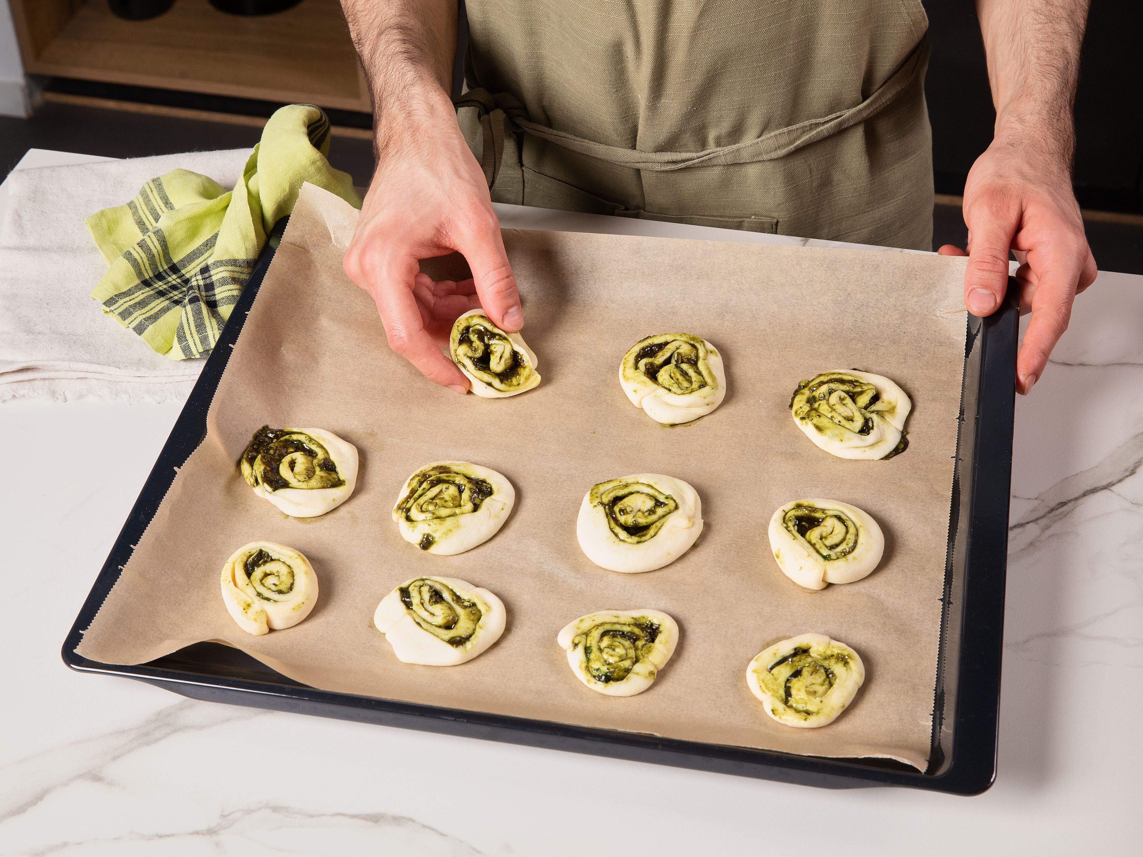Roll dough up from the long side and cut into equal pieces. Place pieces on a baking sheet lined with parchment paper. Bake wild garlic pinwheels for approx. 20 min. in the oven until golden brown. Let cool briefly after and serve warm or lukewarm and grate with more Parmesan, if desired.