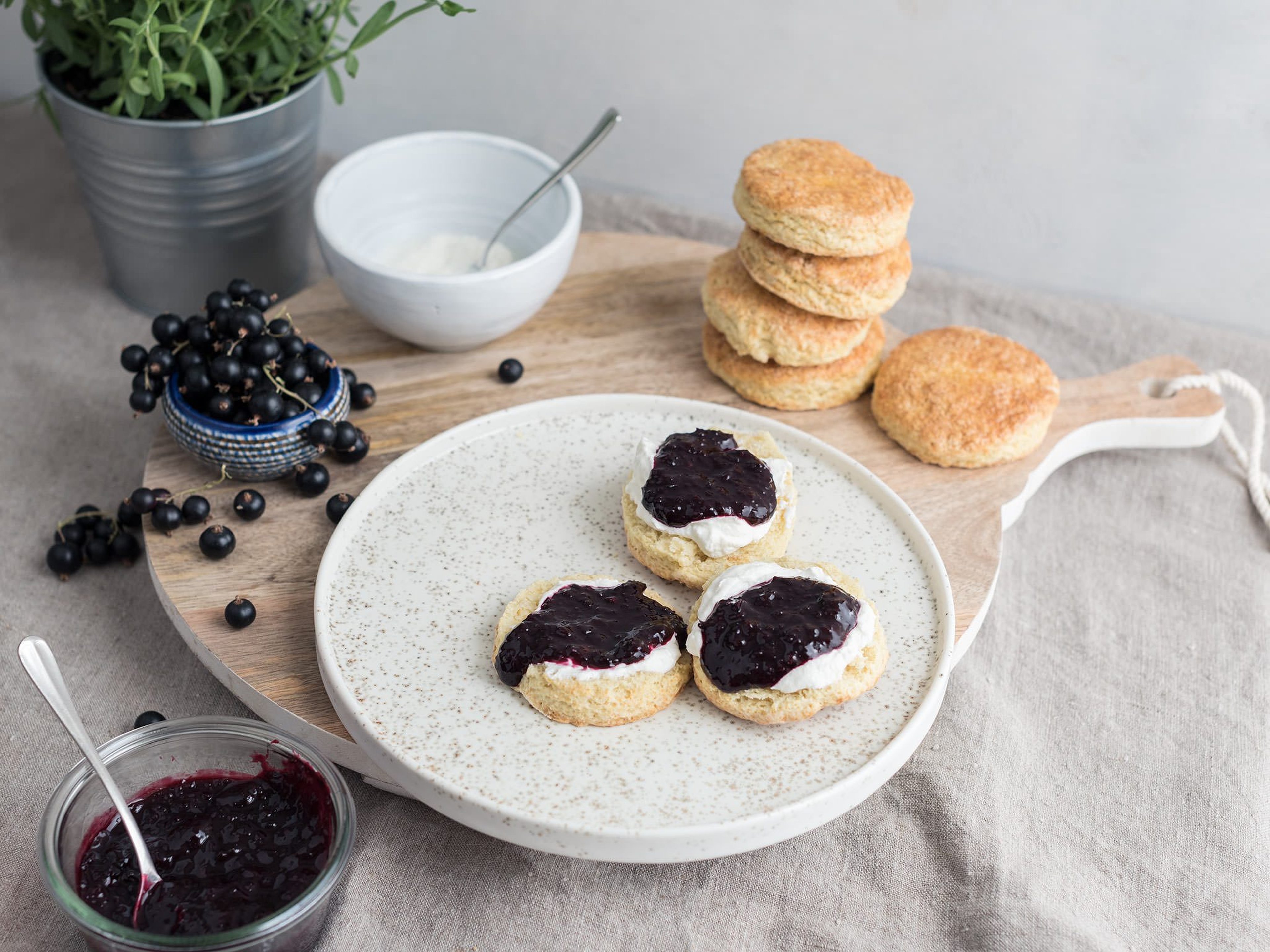 Scones mit schwarzer Johannisbeermarmelade