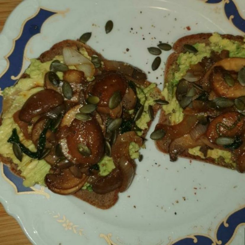 Avocado Brot mit gebratenen Champignons