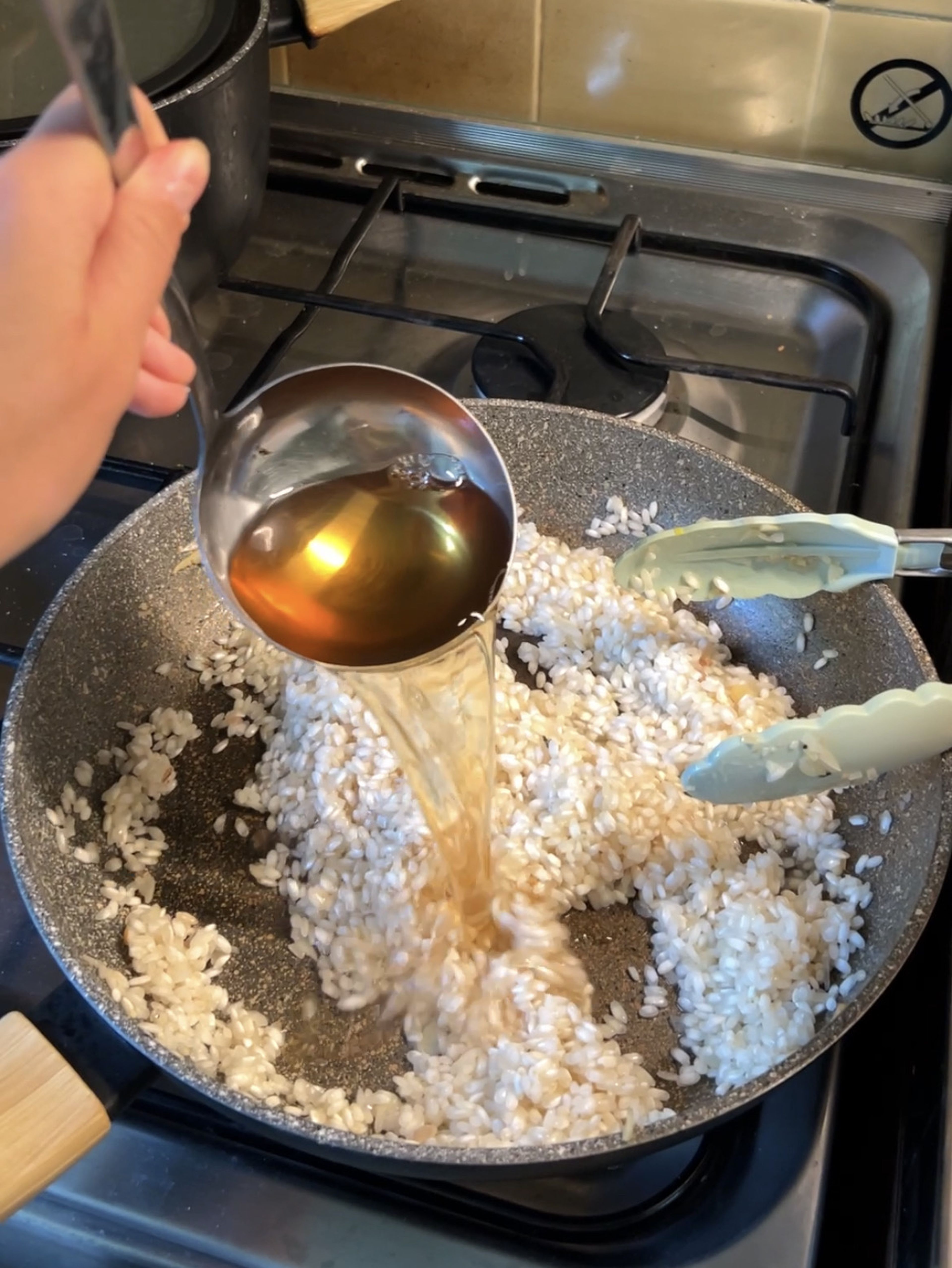  Add step by step warm broth, stir gently to incorporate,  and bring to a simmer over medium-high heat let it cook for some time. Then reduce the heat, cover with the lid for 8 min. 