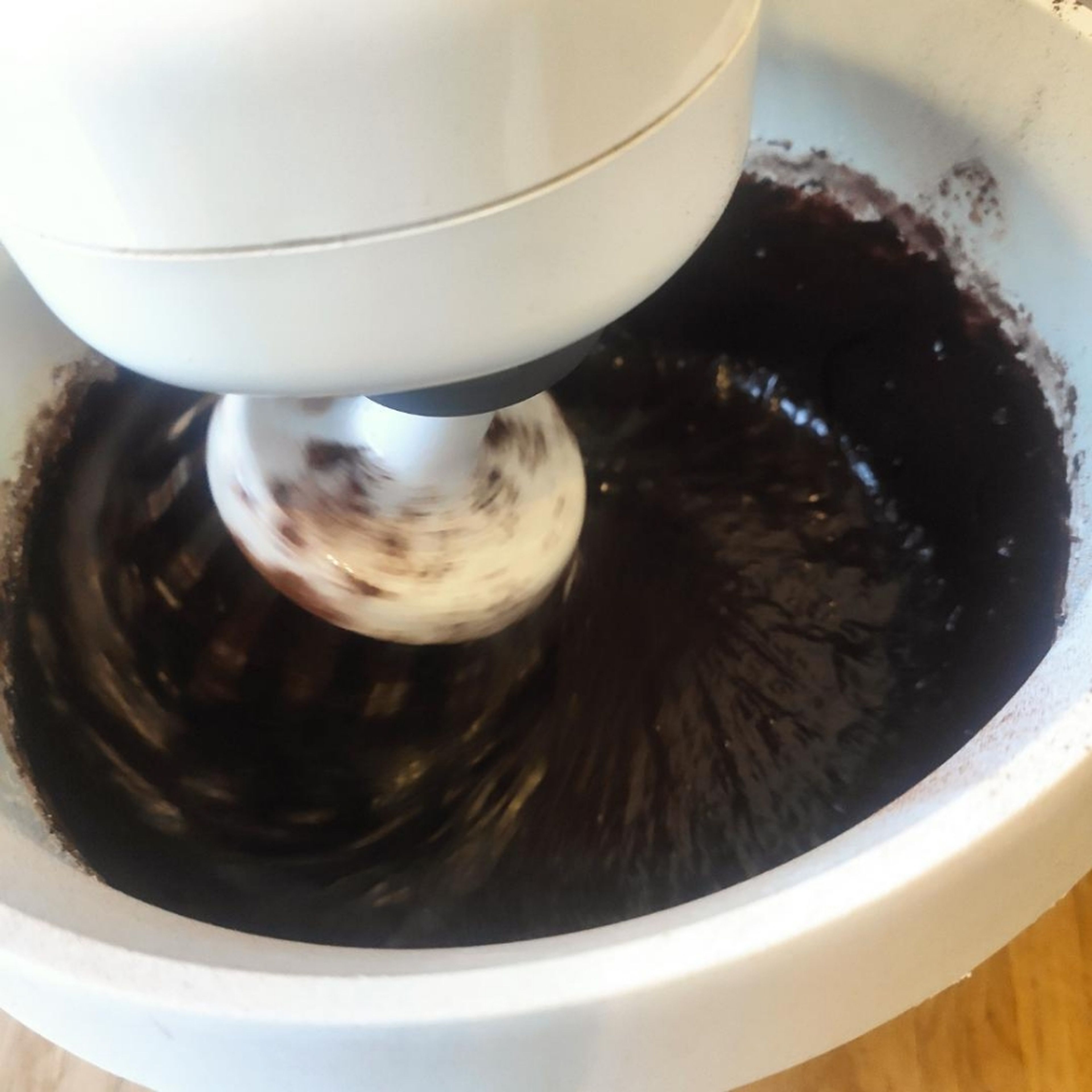 Das Mehl mit dem Kakaopulver mischen und danach mit dem Salz zu der Mischung geben. Hier nicht zu viel rühren, nur so weit das alles vermischt ist, ansonsten geht die Textur verloren.