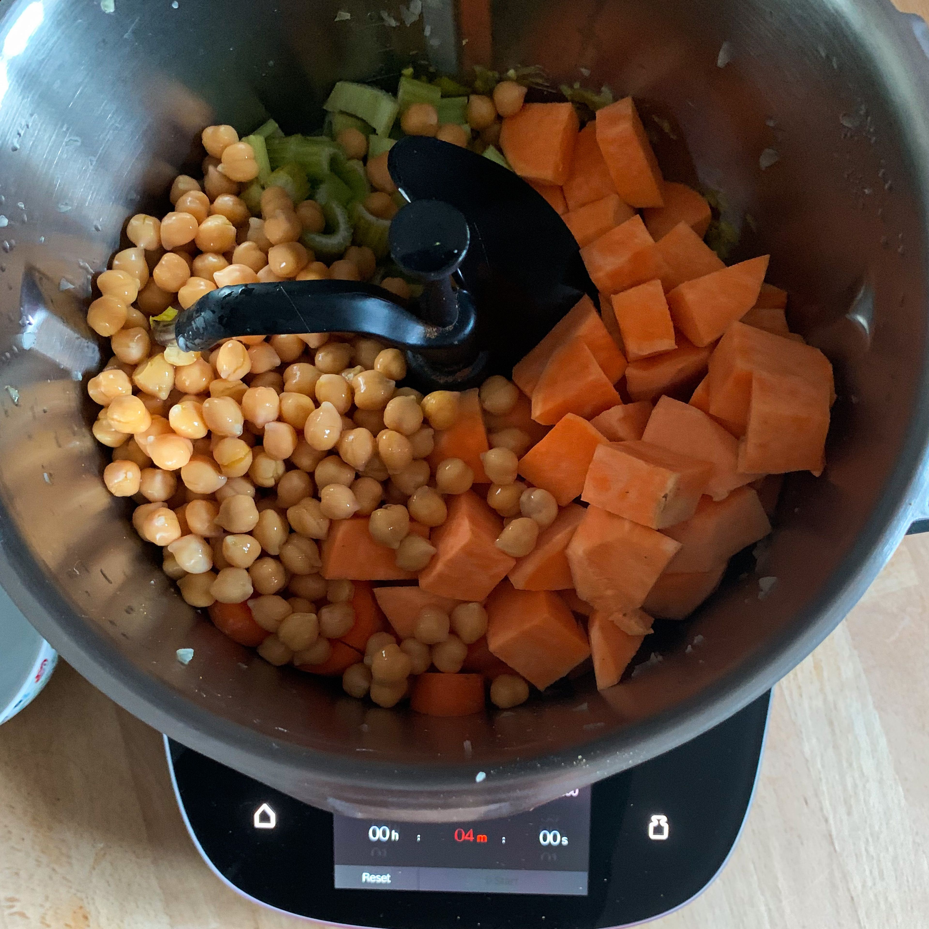 Geschnittenes Gemüse und Kichererbsen in den Cookit geben und bei geschlossenem Deckel anbraten (3D-Rührer I Stufe 3 I 120°C I 4 Minuten). Währenddessen Reis aufsetzen und nach Packungsanleitung kochen. Curry mit stückigen Tomaten aus der Dose und Kokosmilch ablöschen. Mit Salz und Pfeffer würzen und bei geschlossenem Deckel köcheln lassen (3D-Rührer I Stufe 2 I 95°C I 15 Minuten).