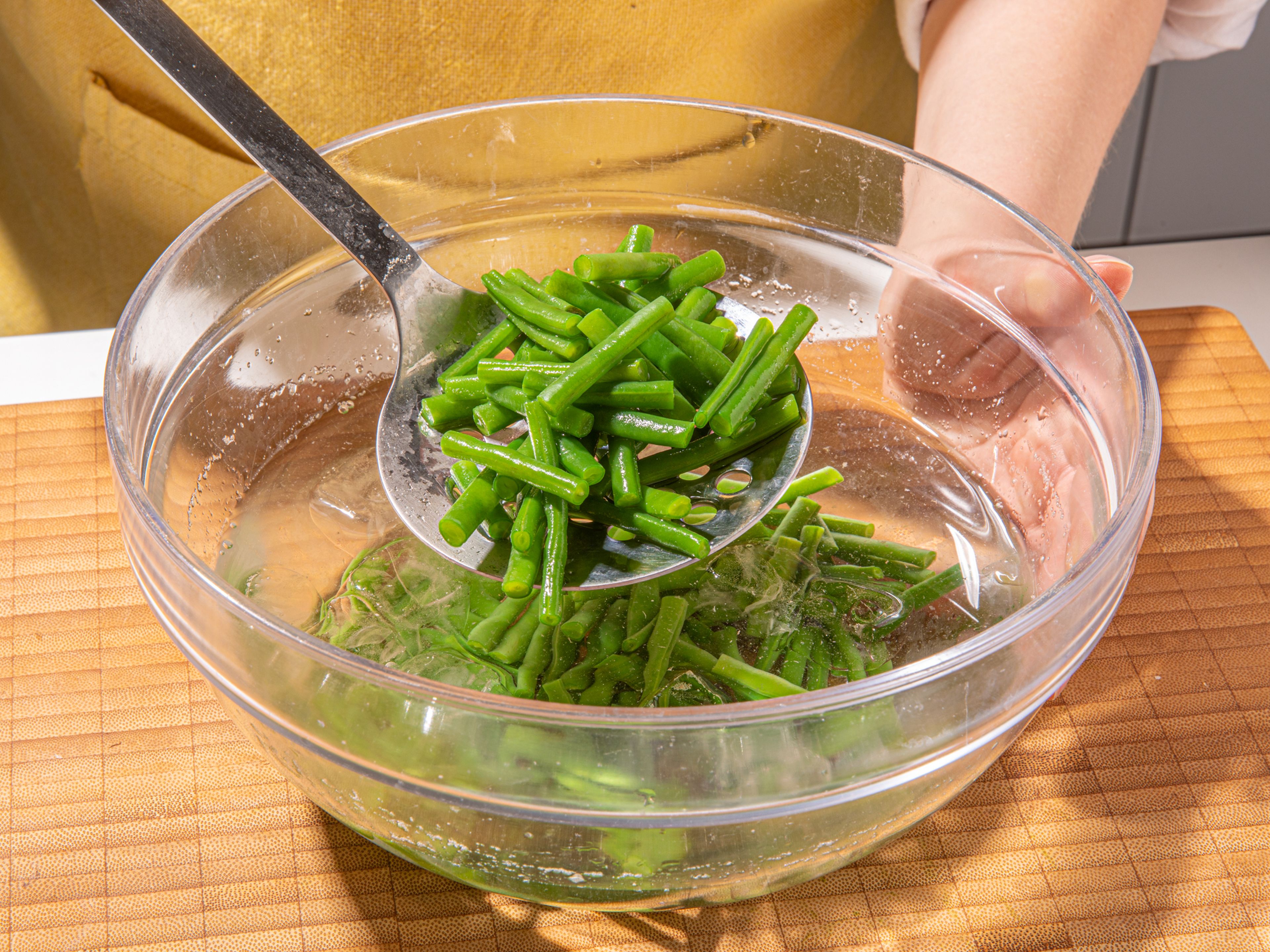 Blanch green beans in boiling, salted water for approx. 1 min. Drain and transfer to an ice bath. In a small bowl, mix the light soy sauce, sweet soy sauce, rice vinegar, and water. Squeeze out most of the liquid from the mushrooms with your hands. Discard the liquid and toss squeezed mushrooms with brown sugar.