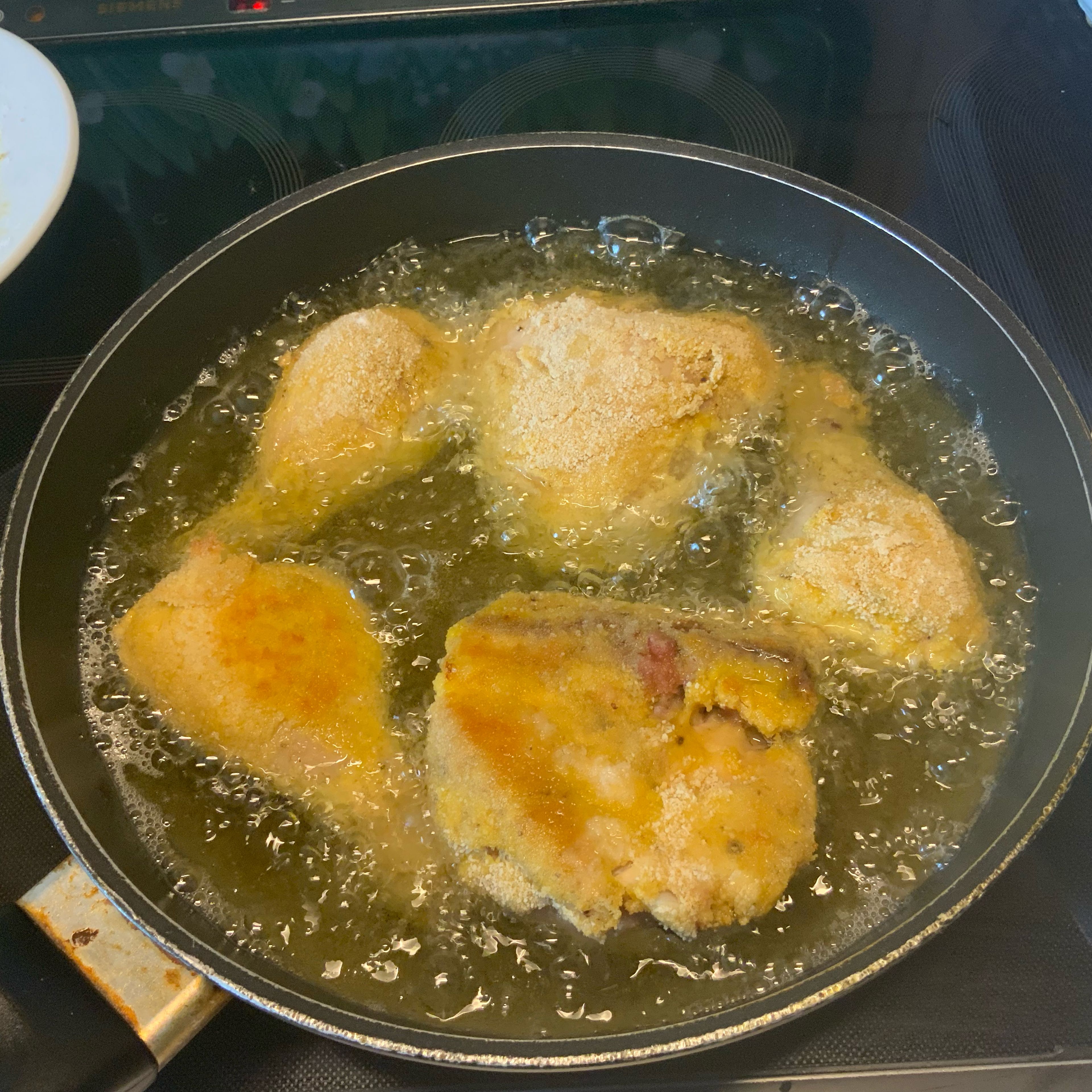 Danach das Frittieröl in einer Pfanne auf 180 ° C erhitzen oder die Fritteuse auf diese Temperatur aufheizen. Für eine solche kleine Frittiermenge ist mir die Fritteuse inclusive Reinigung zu aufwändig, deshalb das Öl in der Pfanne. Ein bischen Butterschmalz im Öl macht das Backhendl noch geschmackiger.