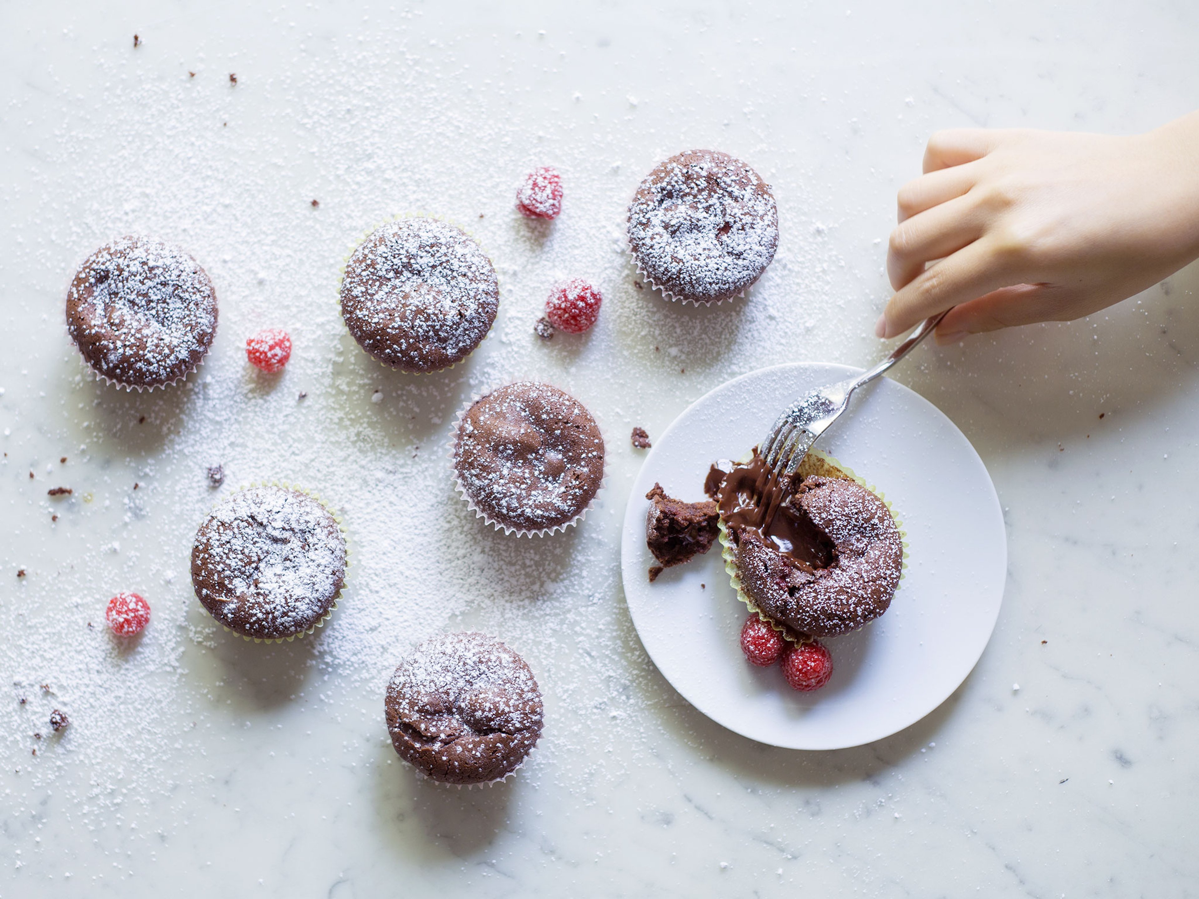 Himbeer-Schokoladen-Cupcakes mit flüssigem Kern