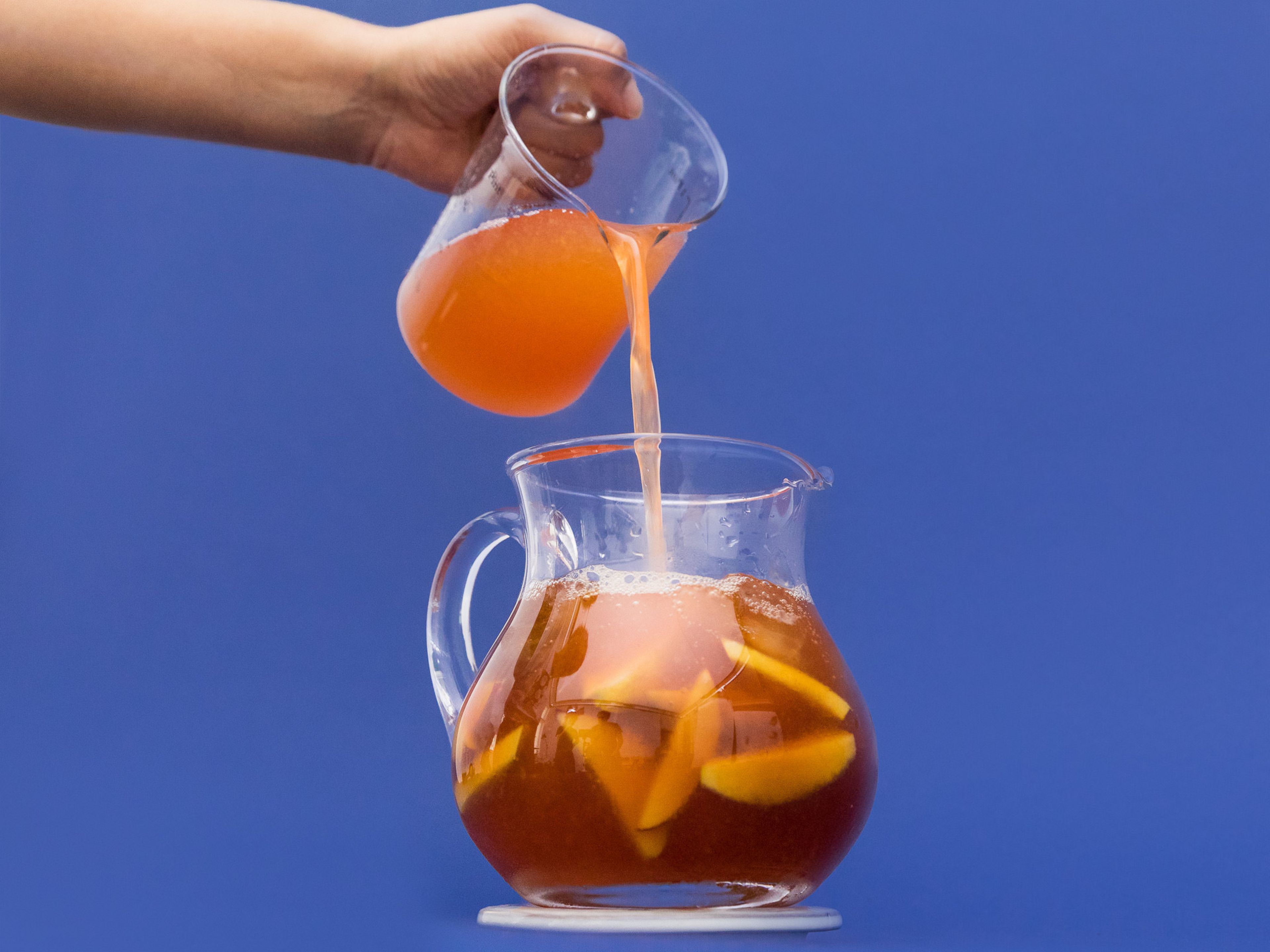 Prepare a large pitcher with ice, more mint sprigs, and remaining sliced peach. Pour in iced water, followed by the cooled tea, peach syrup, and lemon juice. Stir well. Pour into glasses and enjoy!