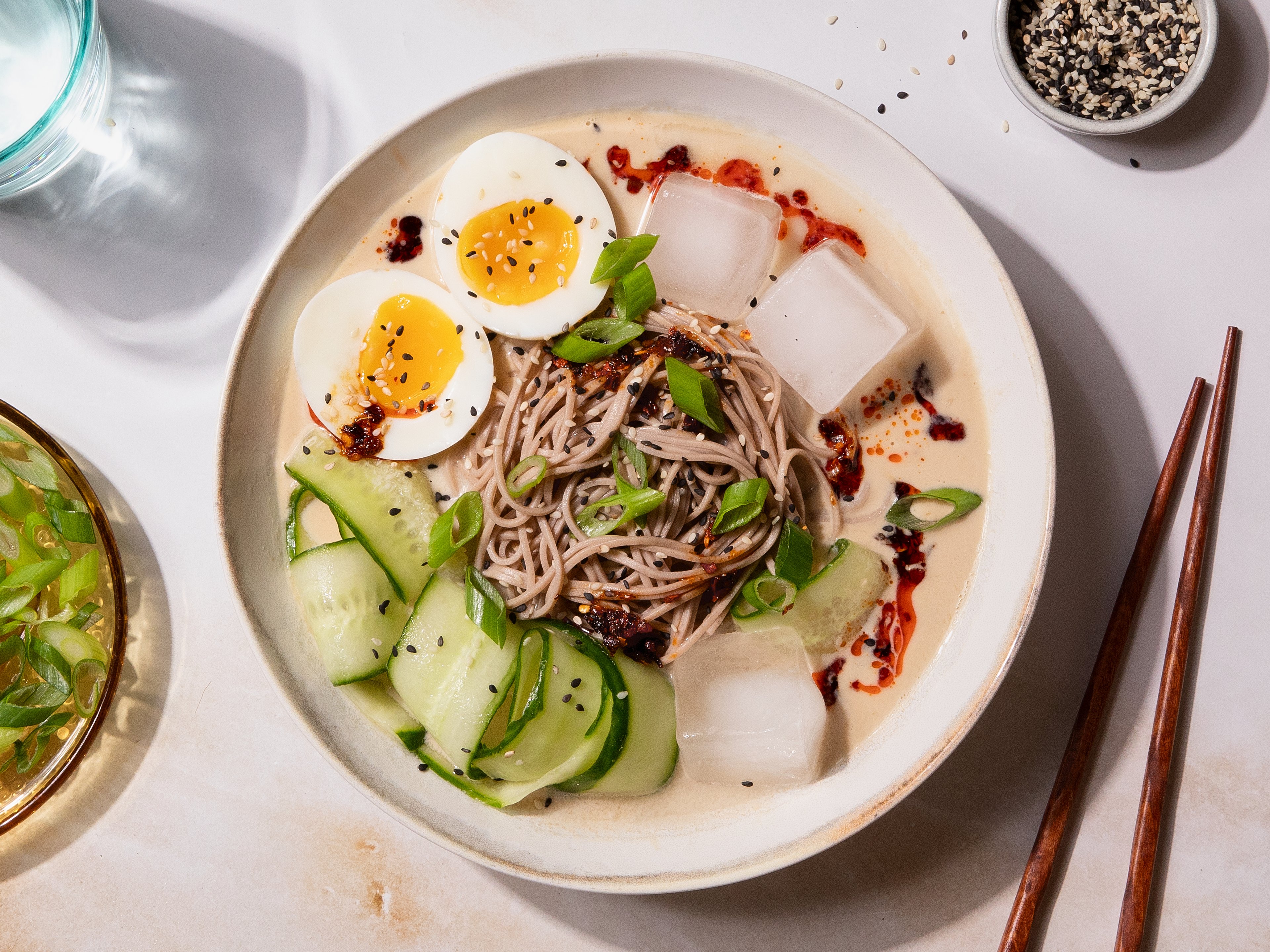 15-Min. kalte Soba-Nudelsuppe mit Tahini