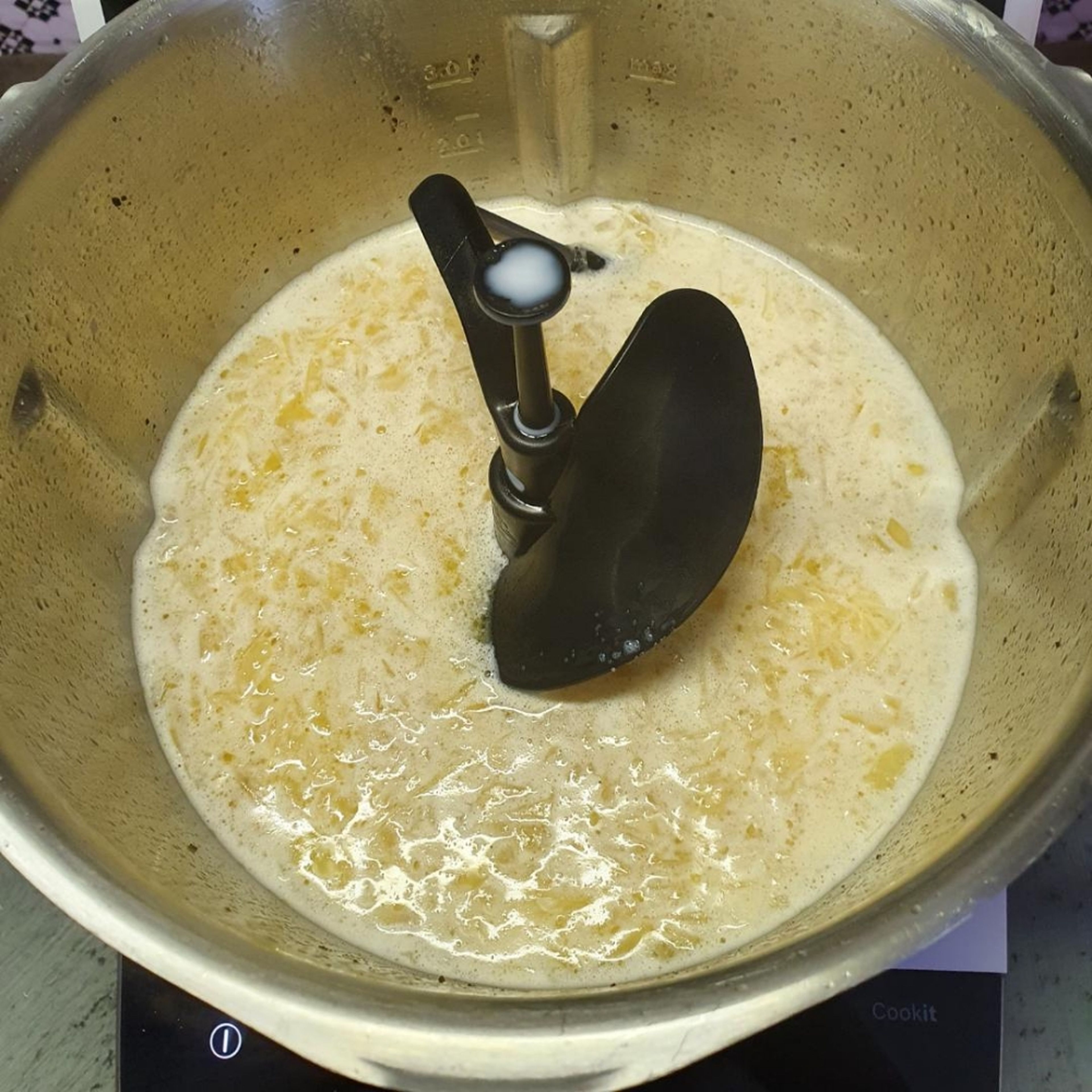 Milch und Salz zugeben, und kurz erwärmen (3D-Rührer | Stufe 3 | 95°C | 2 Min.).