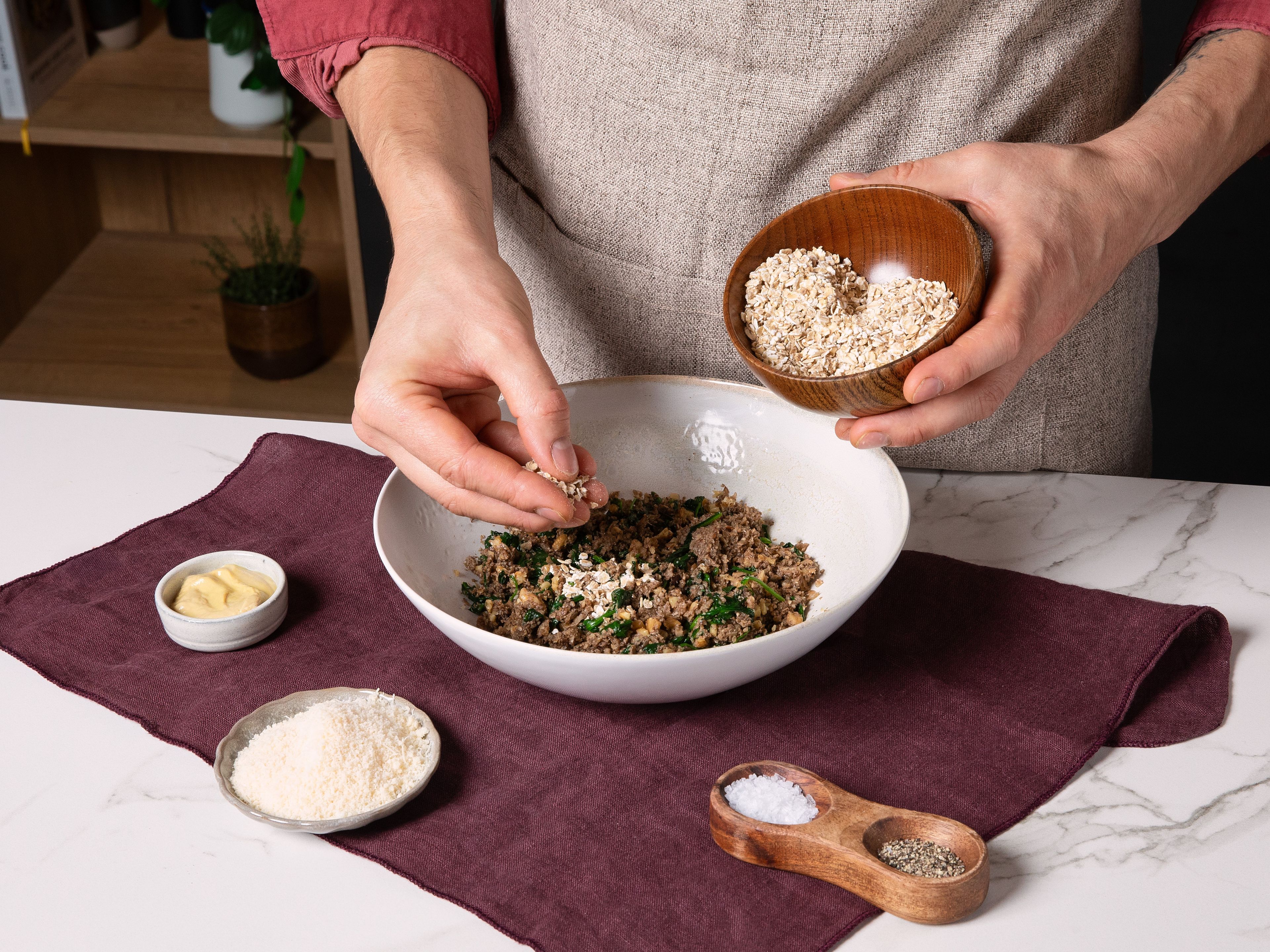 Anschließend den Babyspinat zugeben und zusammenfallen lassen. Mit Salz und Pfeffer abschmecken. Danach ggf. auf Küchenpapier abtropfen lassen. Senf, den Parmesan und die Haferflocken gut vermengen. Mit Salz und Pfeffer abschmecken und ca. 30 Min. im Kühlschrank vollständig abkühlen lassen.