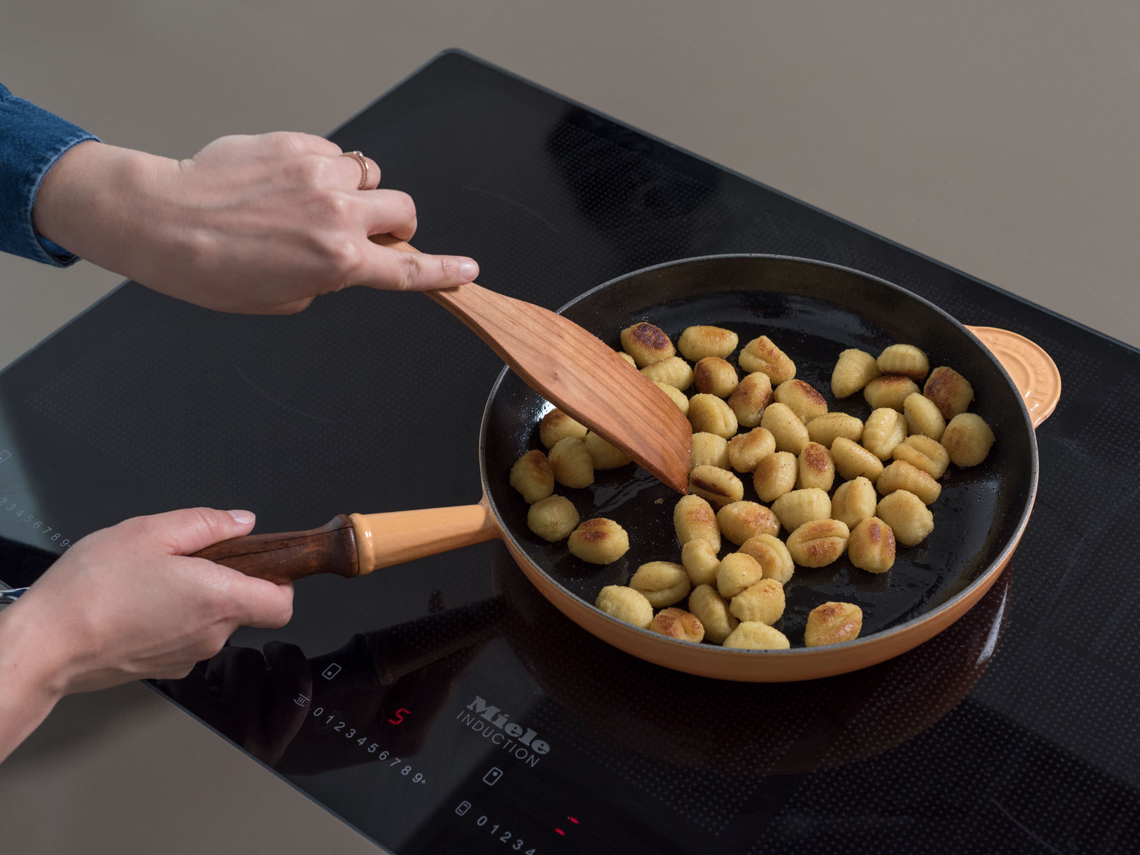 Olivenöl und einen Teil der Butter in einer Pfanne über mittlerer bis hoher Hitze erwärmen. Gnocchi ca. 5 Min. anbraten, oder bis sie knusprig sind.