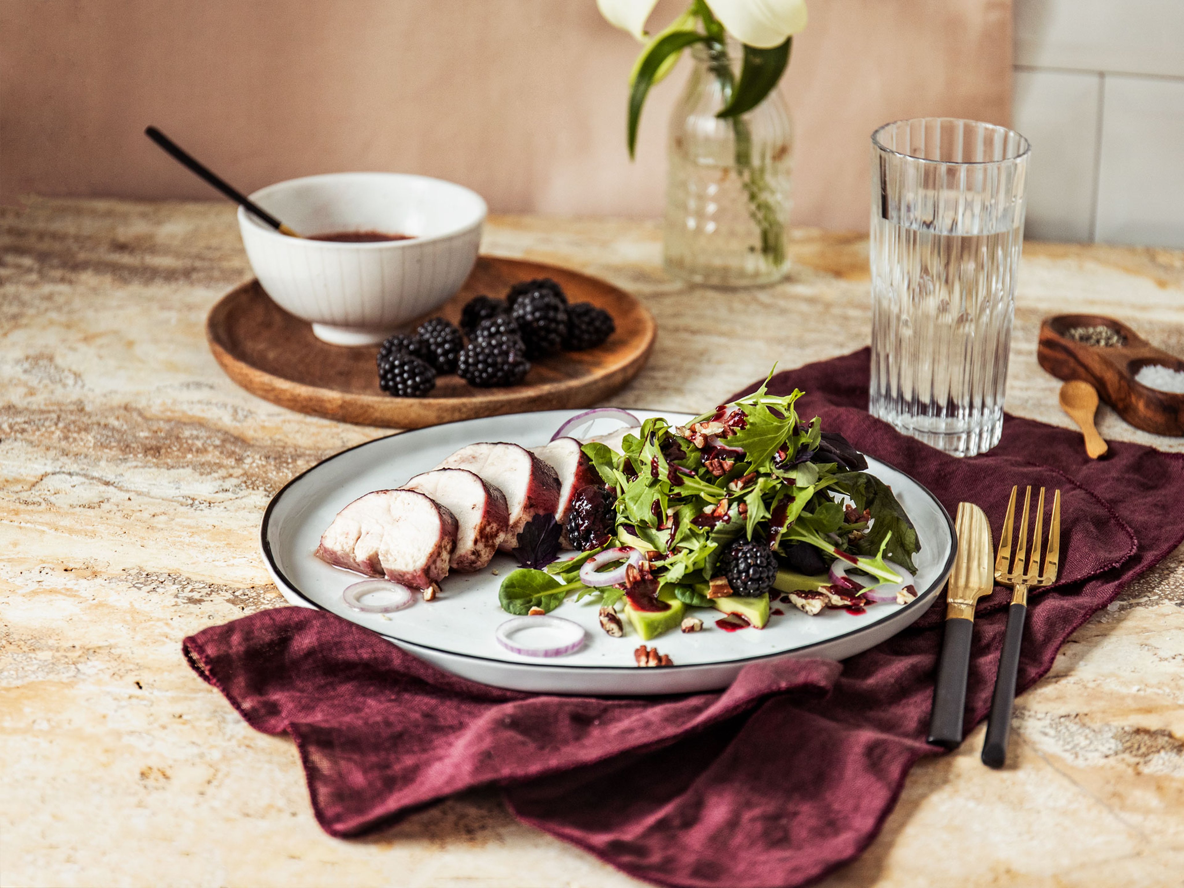 Gebratenes Hähnchenbrustfilet in Brombeer-Balsamico-Soße