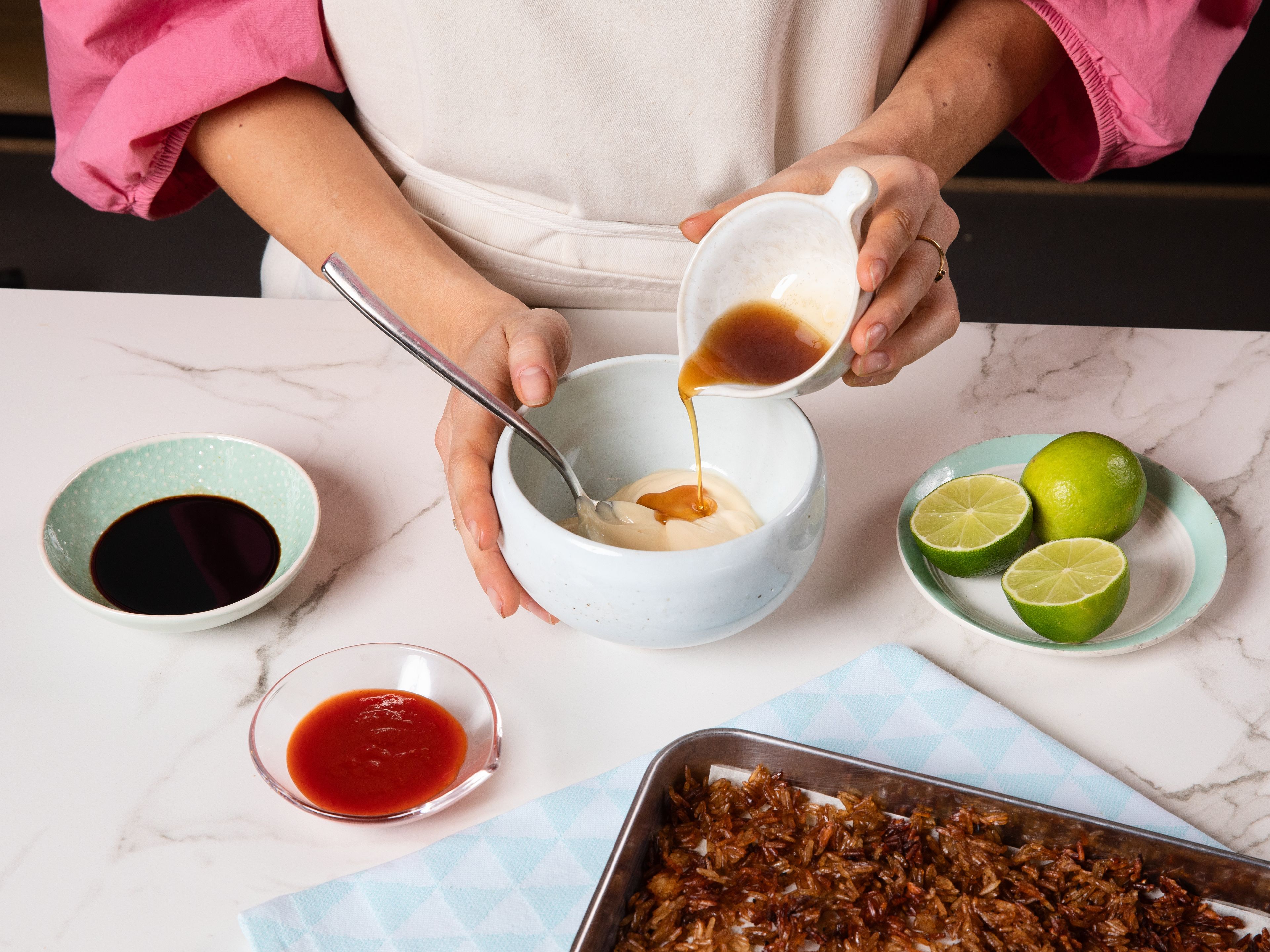 Für das Dressing japanische Mayonnaise mit Chilisauce, Sojasauce, Limettensaft und Sesamöl verrühren. Gemüse in eine große Schüssel geben, Thunfisch grob zerpflücken und zusammen mit dem knusprigen Reis hinzufügen. Mit dem Dressing beträufeln, vorsichtig vermengen und mit Koriander und Sesam garnieren.