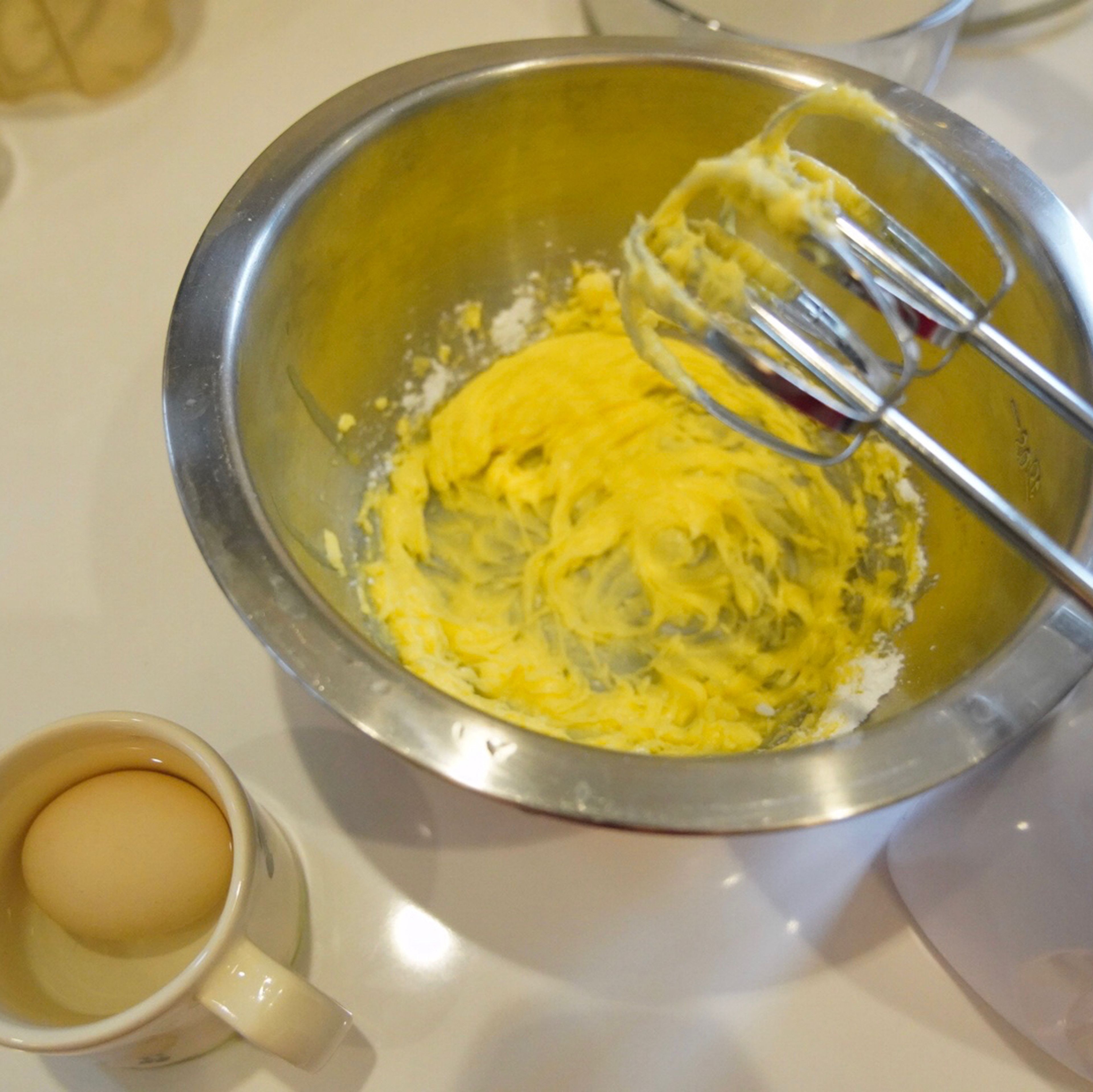 Whisk the egg, butter, powdered sugar until smooth. Add flour and milk powder using a sieve.