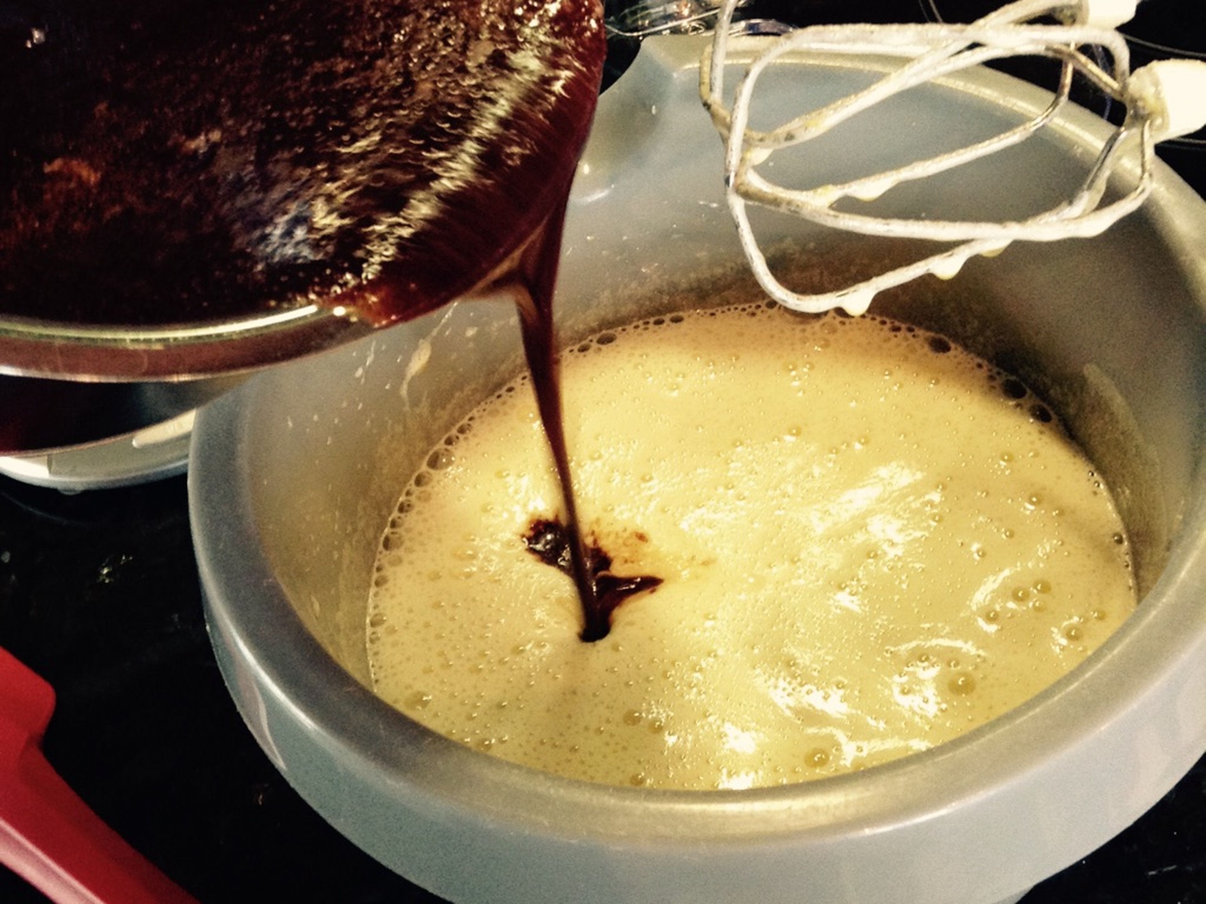 Nun die geschmolzene Butter-Schoko-Masse dazu geben und wieder kurz mixen, bis alles gut vermengt ist.