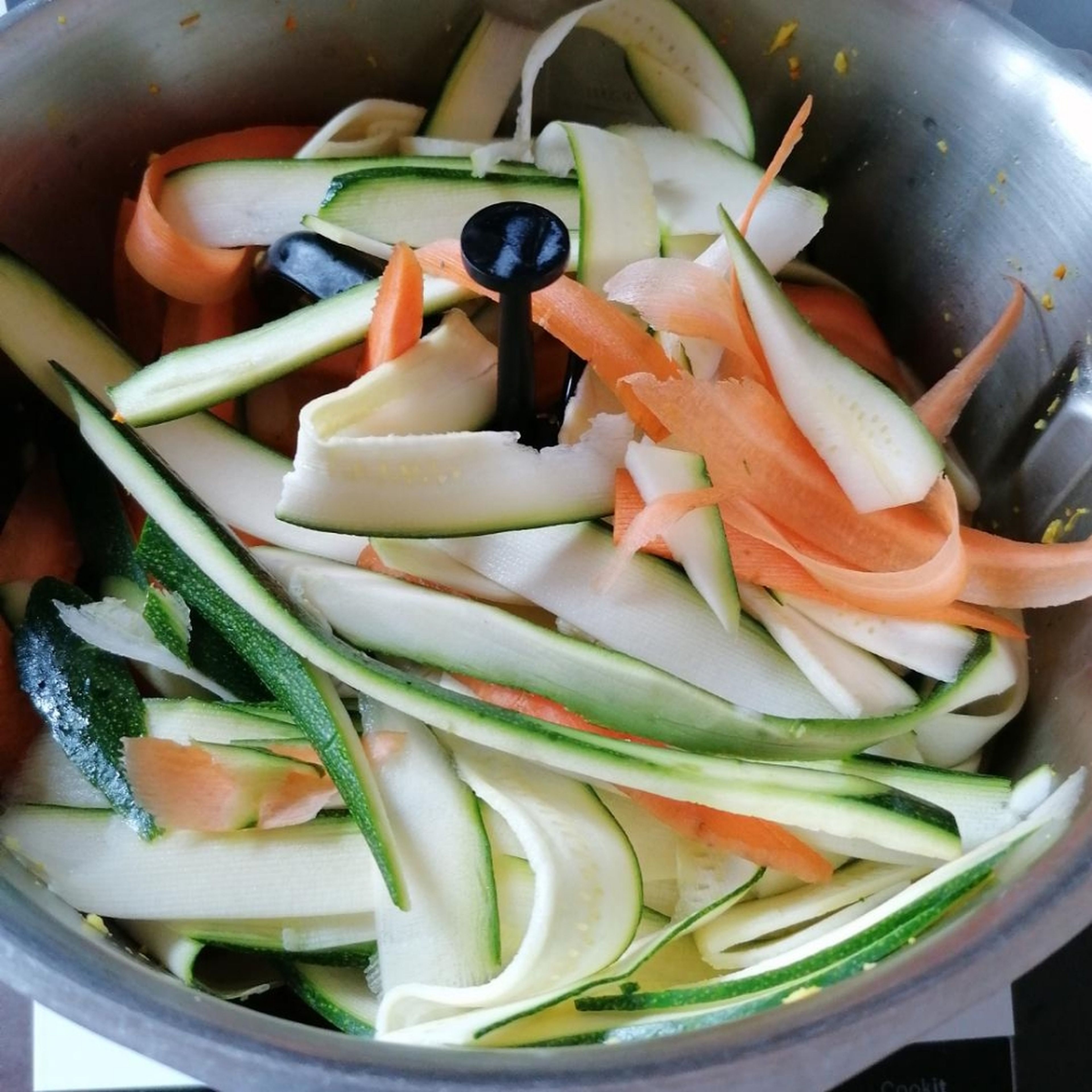 Nun die abgetropften Kichererbsen, Zucchini- und Karottenstreifen zugeben und alles auf Stufe 1 bei 96°C für 13-15 Min. köcheln lassen. Zwischendurch das Gemüse mit dem Spatel nach unten schieben. Wer das Gemüse weicher mag, einfach noch etwas Zeit zugeben.