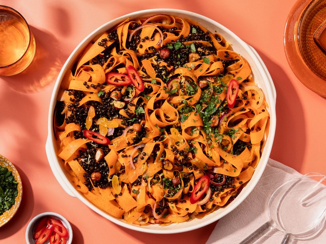 Würziger Karottensalat mit knusprigen Belugalinsen