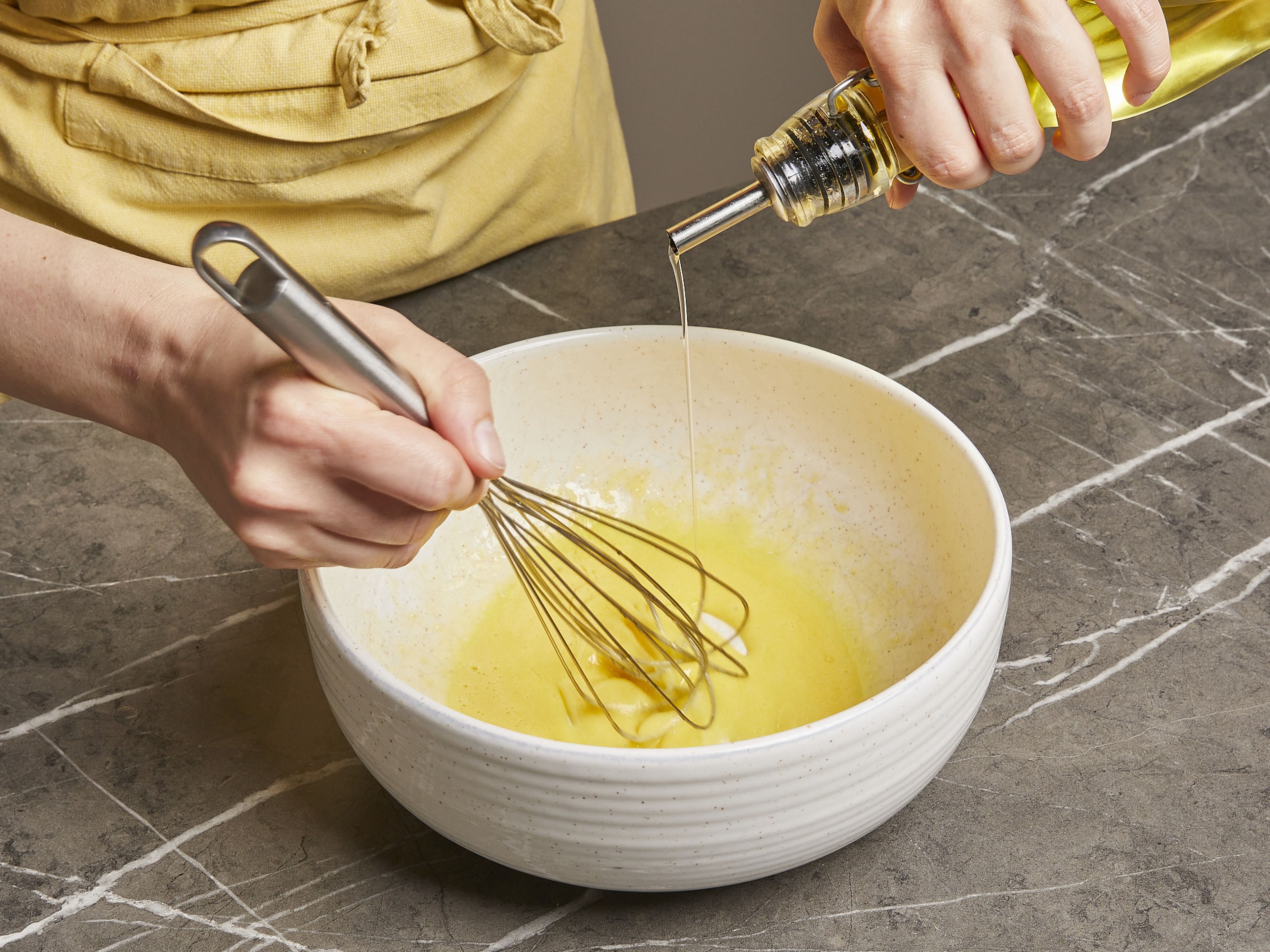 Für die Mayonnaise Eigelb und Senf in einer Schüssel aufschlagen und währenddessen langsam das Öl einfließen lassen. Wenn die Mayonnaise cremig ist, mit Zitronenzeste- und Saft, Salz und Pfeffer würzen und beiseite stellen.