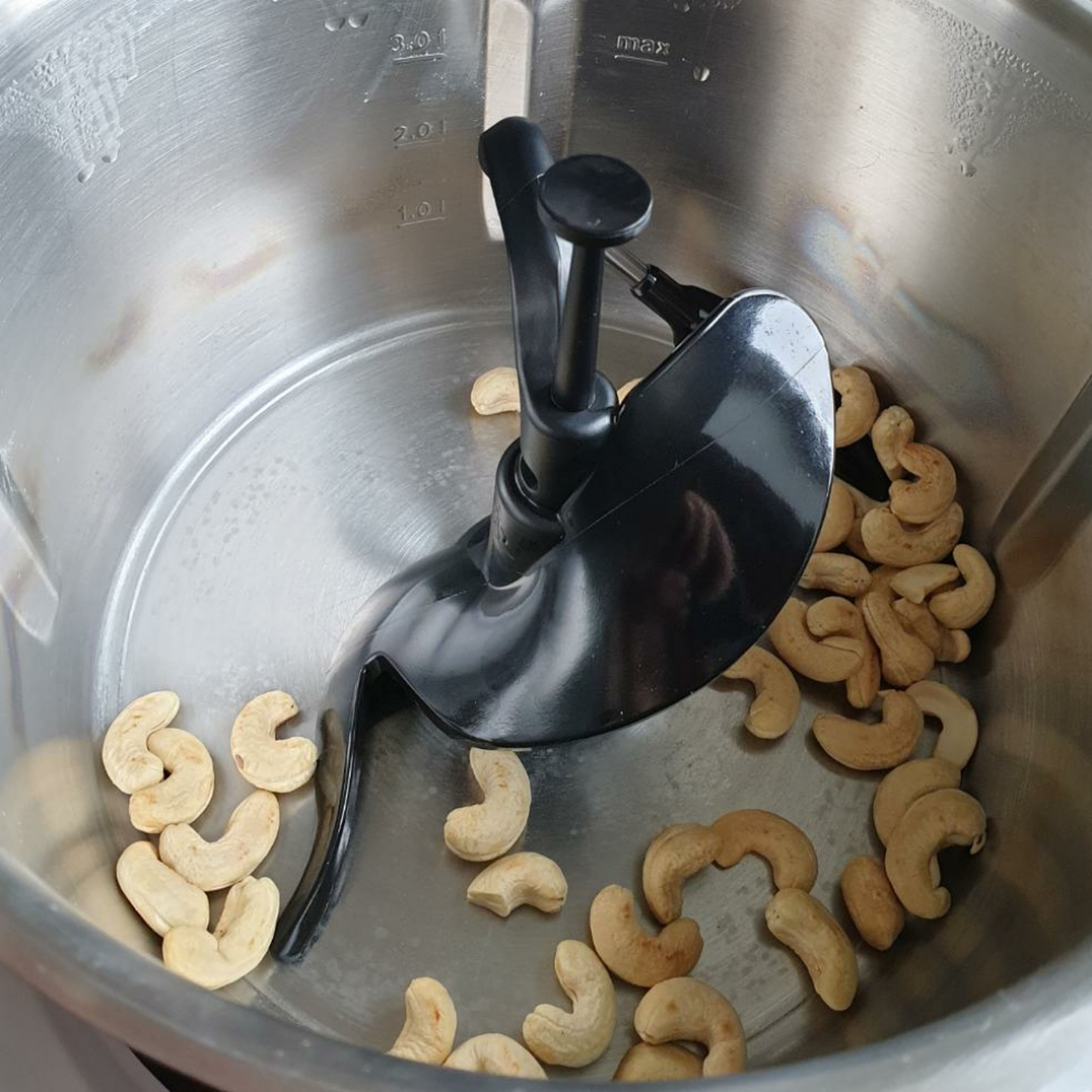 Den 3D-Rührer in den Cookit einsetzen. Cashewkerne in den Topf geben und anrösten (3D-Rührer  I Stufe 3  I170 °C  I10 Min.). Die Nüsse kurz abkühlen lassen und in eine Schüssel geben. Auch den 3D-Rührer aus dem Topf nehmen.