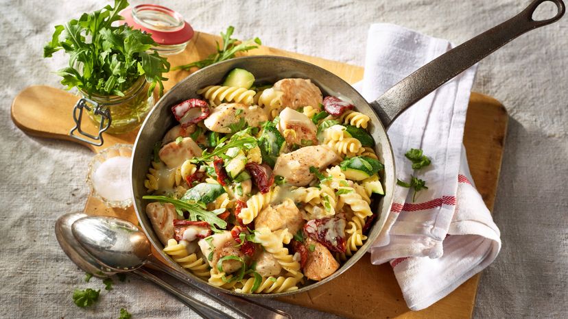 One Pot Rucola-Pasta mit Putenwürfeln, Zucchini und getrockneten Tomaten
