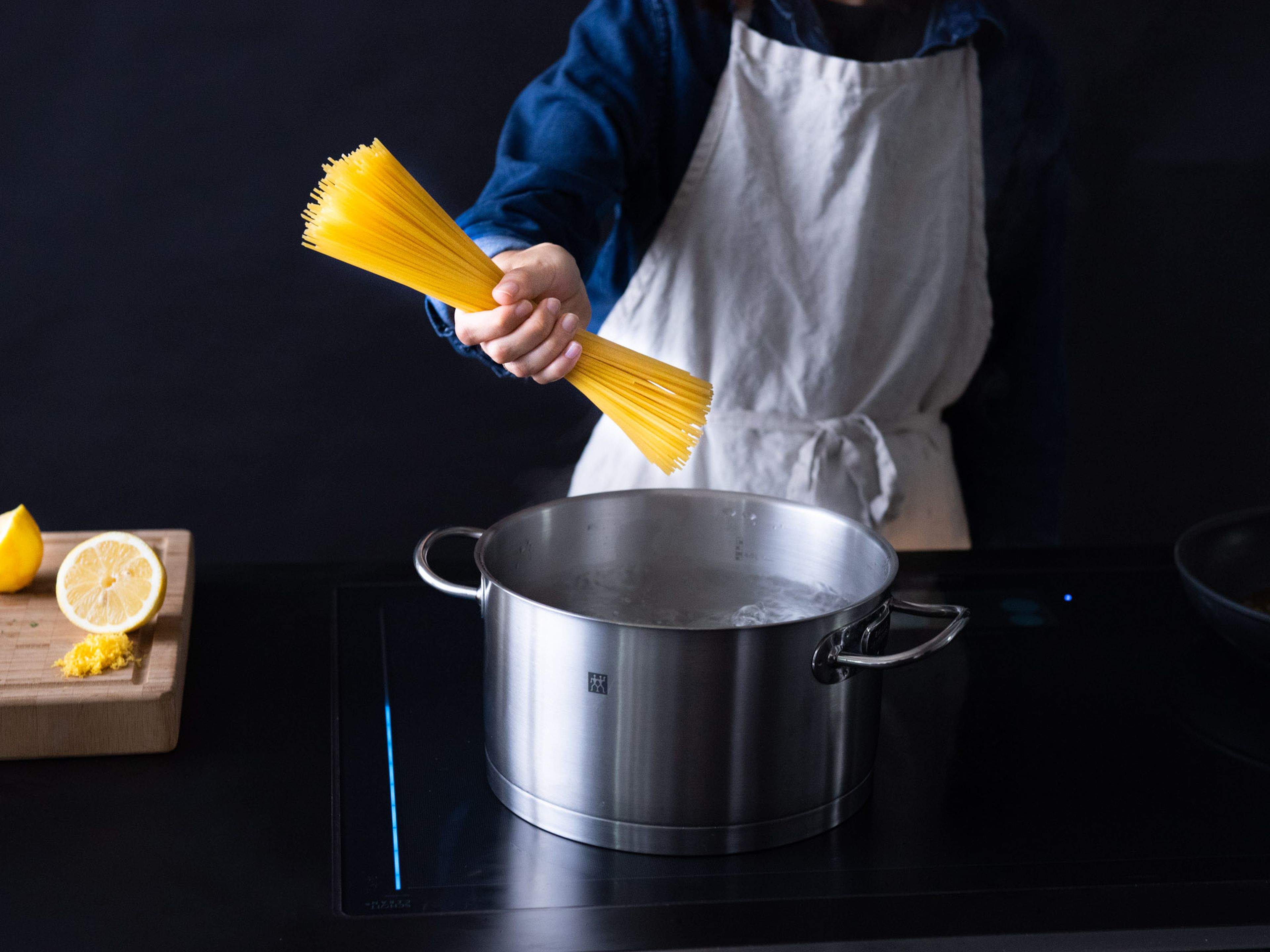 Einen Topf mit Wasser zum Kochen bringen und großzügig salzen. Spaghetti al dente kochen, abgießen und etwas Pastawasser aufbewahren.