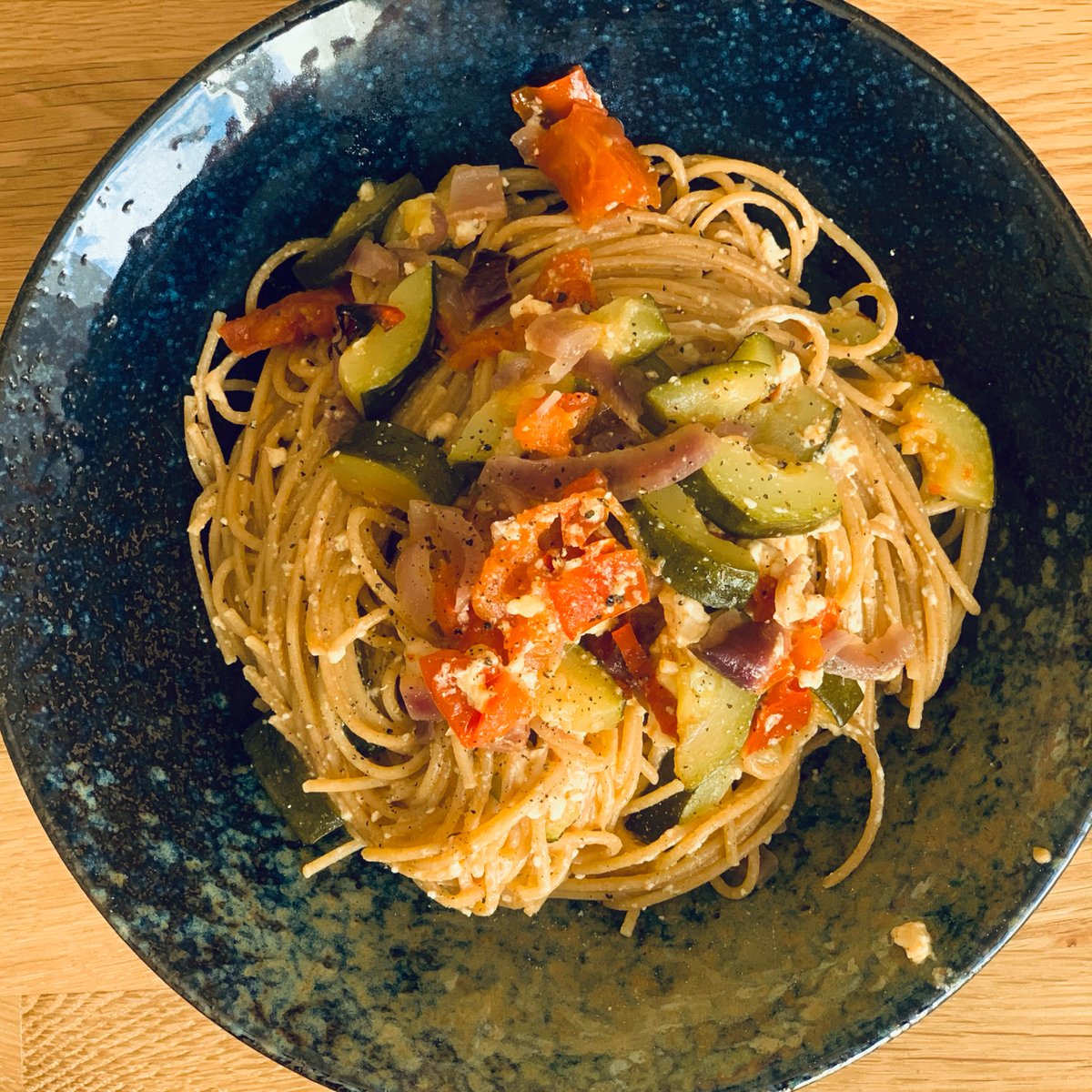 Einfache Spaghetti mit FetaTomateZucchini (Tik Tok) Rezept