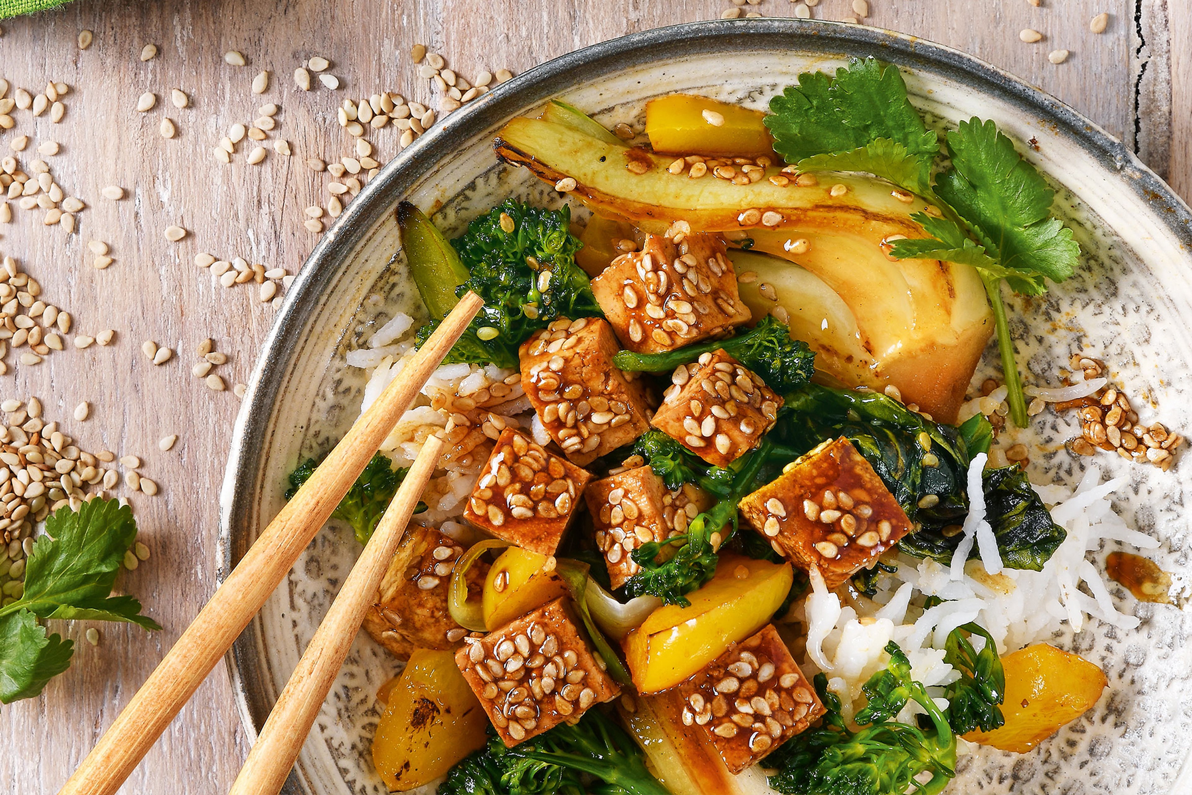 Asiatische Gemüsepfanne mit Tofu und Sesam | Rezept | Kitchen Stories