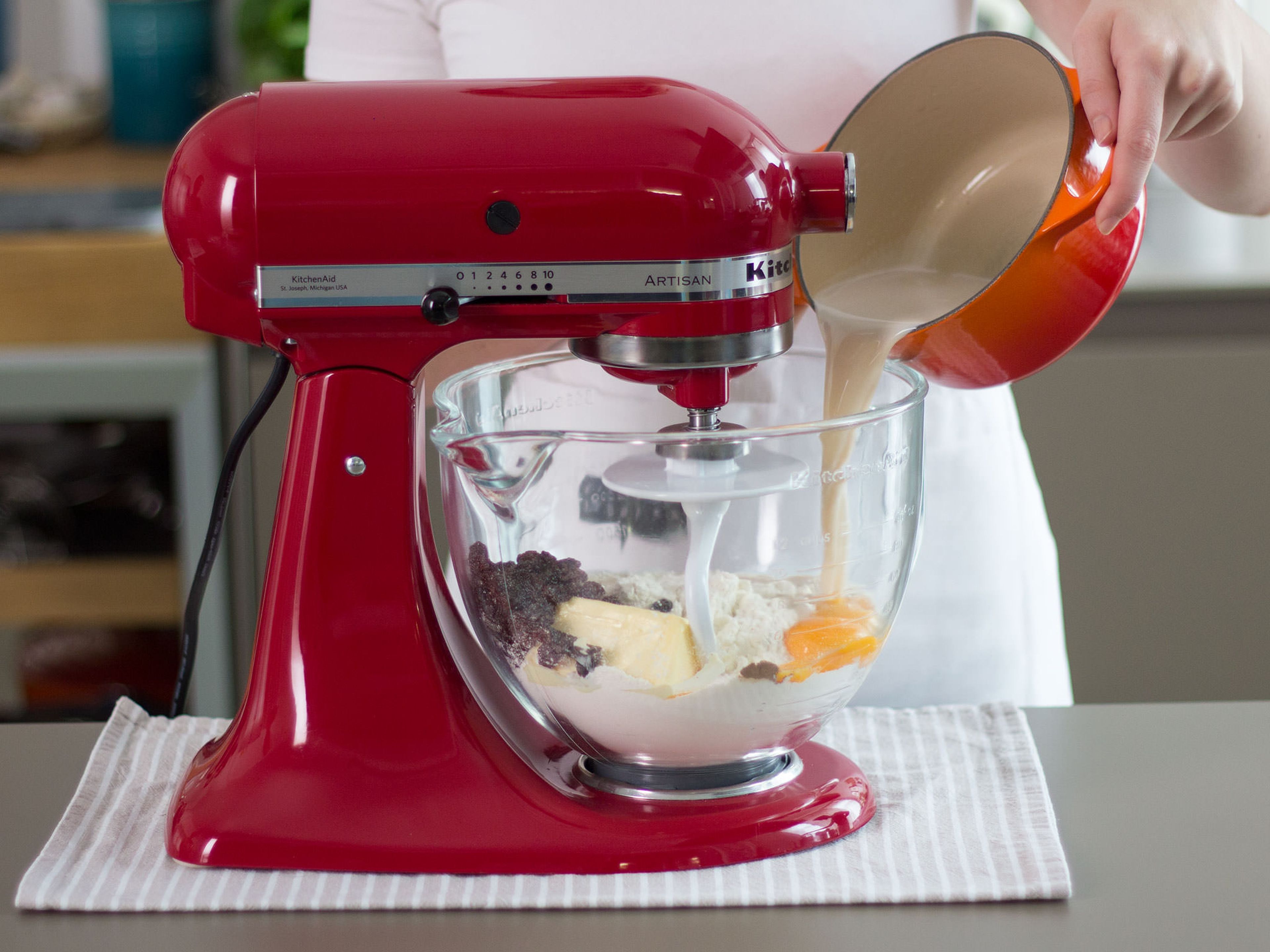 In a stand mixer, beat together some of the flour, butter, raisins, egg yolks, cinnamon, and milk mixture for approx. 3 – 5 min. Cover and allow to rest in a warm place for approx. 30 – 35 min.