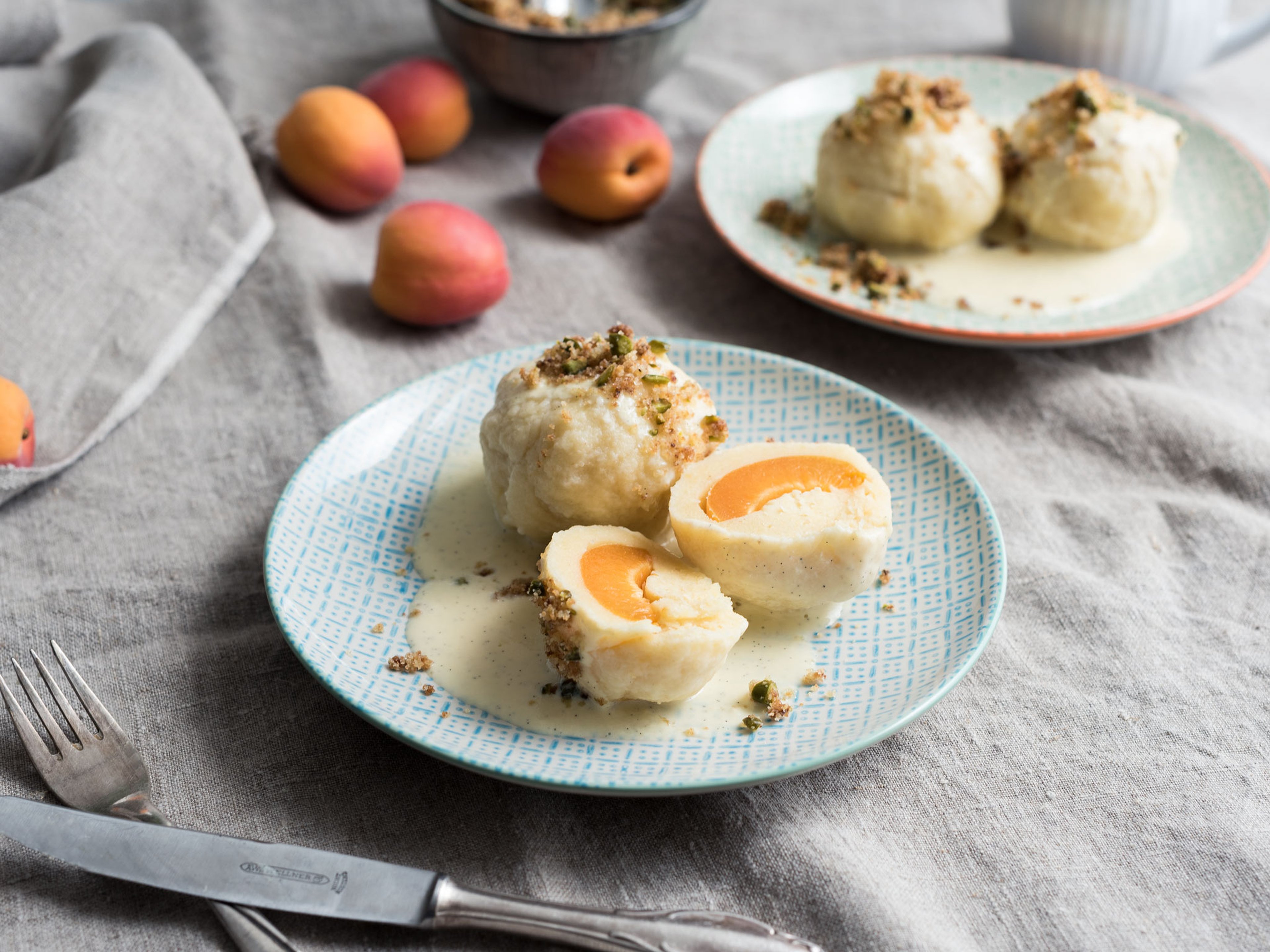 Aprikosenknödel mit Vanillesoße