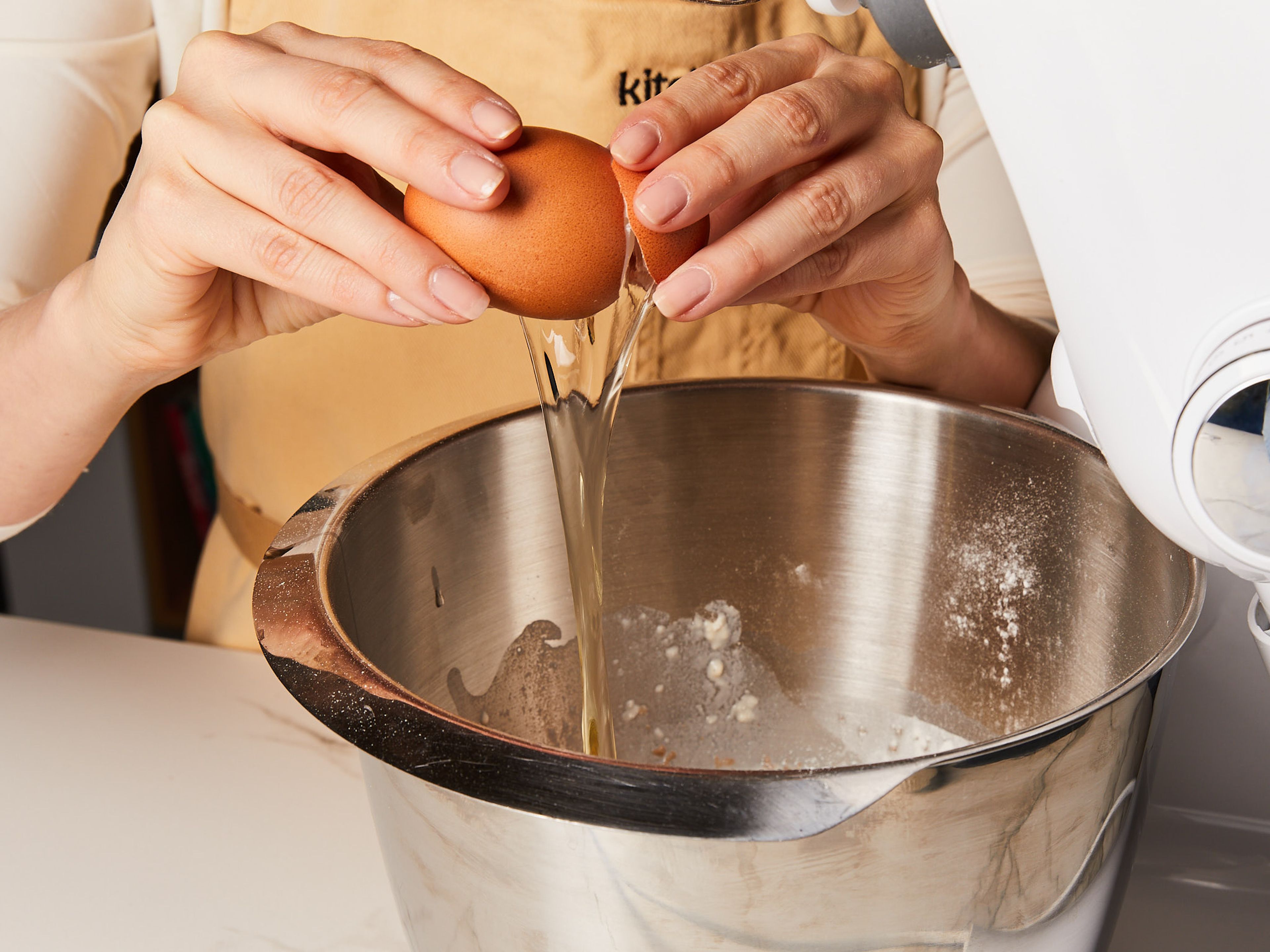 Eier und Salz sowie Teile von Mehl, Zucker und Butter hinzufügen und zu einem Teig verarbeiten. Abdecken und für ca. 45 Min., oder bis der Teig beinahe zur doppelten Größe angewachsen ist, gehen lassen.