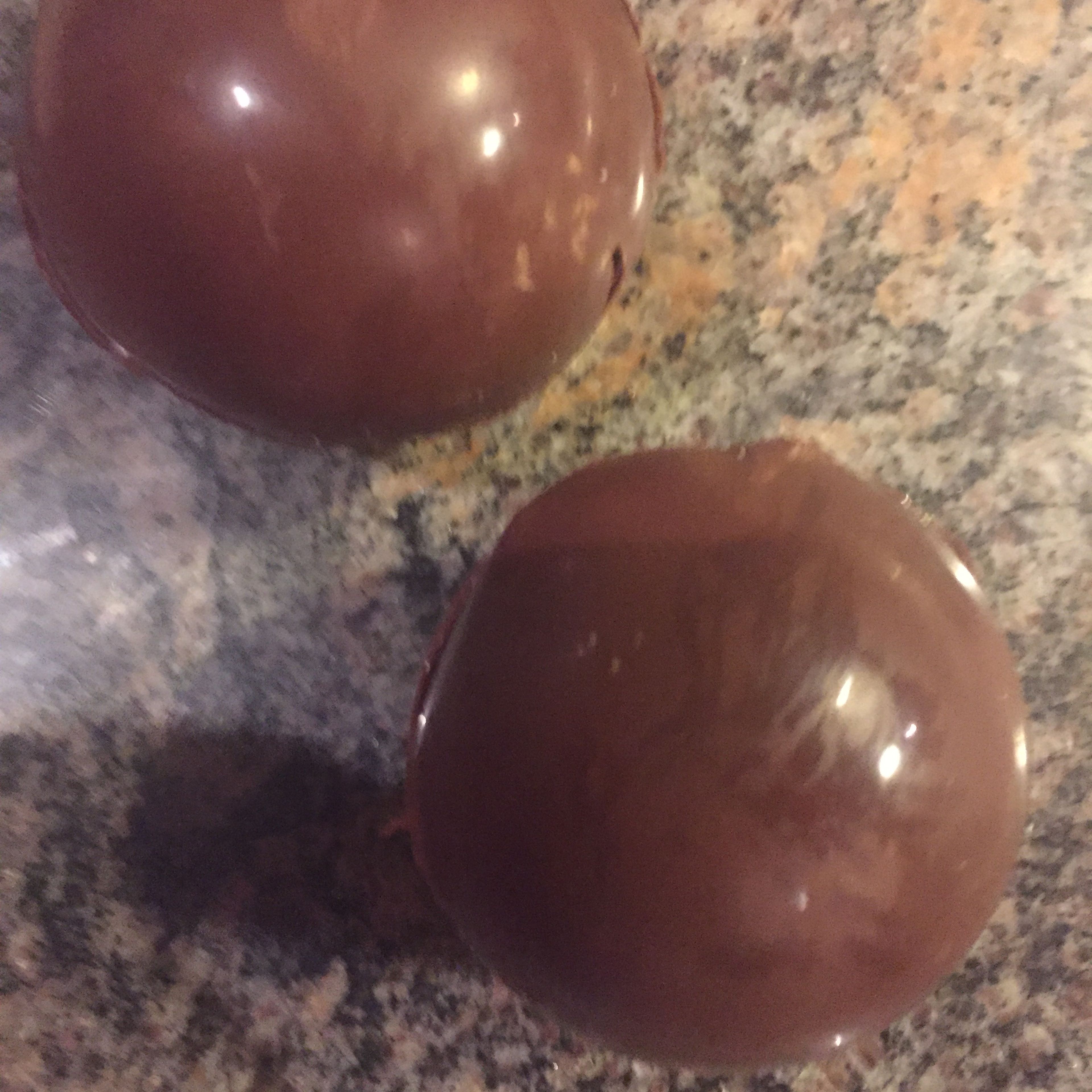 Schokolade aus Form nemen rand leicht erhitzen Marsmellows hinein geben und zwei schoko formen zusammen kleben.