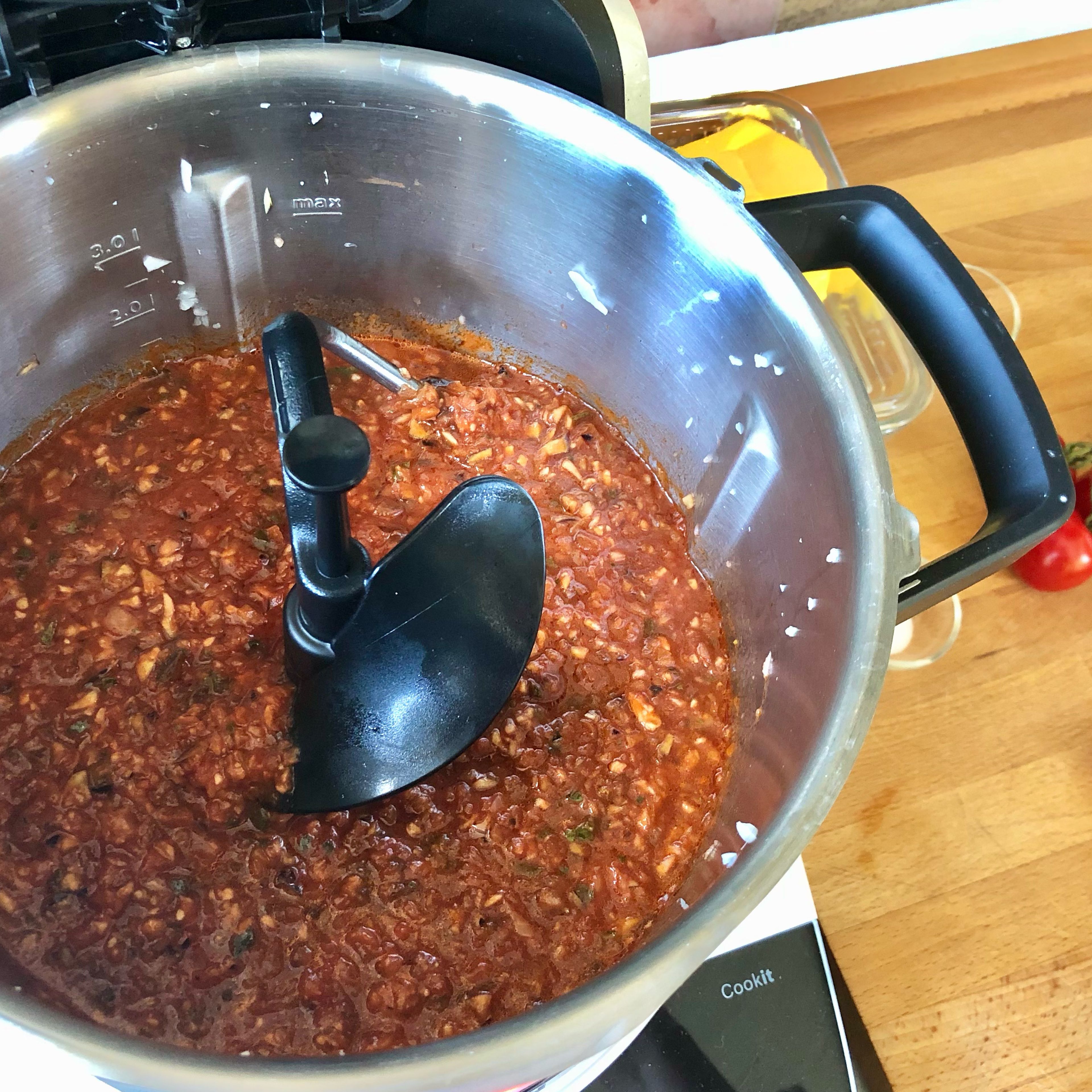 Das Universalmesser durch den 3D-Rührer ersetzen. 600 ml Tomaten-Gemüsesaft einwiegen und köcheln (3D-Rührer l Stufe 4 | 97 Grad | 10 Minuten). (Wer möchte kann das Gericht bis hierhin vorkochen, um kurz vor dem Servieren mehr Zeit mit anderen Dingen zu verbringen. Dann einfach den Sugo wieder erwärmen, um mit dem Folgeschritt fortzufahren.)