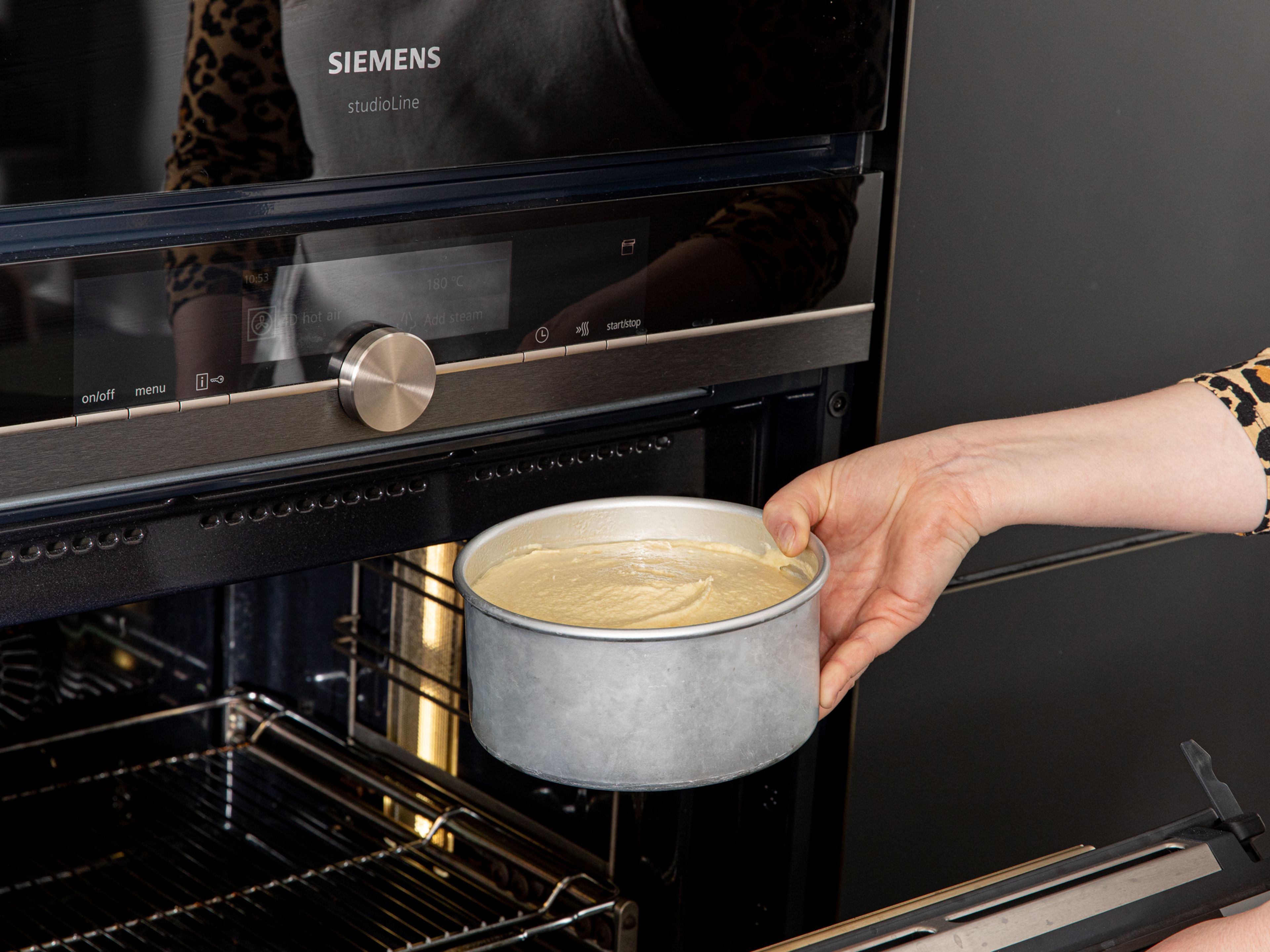 Den Ofen auf 180°C vorheizen. Die Schüssel mit den trockenen Zutaten in der Küchenmaschine einrasten. Den Flachrührer einsetzen. Bei langsamer Geschwindigkeit die Butter in kleinen Stückchen dazugeben, bis sie eine sandartige Konsistenz bildet. Dann die flüssigen Zutaten in drei Schritten dazu geben, bis sich alles gut verbunden hat. Die Masse in die Springform füllen und glatt streichen. Im vorgeheizten Ofen für ca. 50 – 60 Min. backen. Wenn möglich, einen Tag vorher backen, damit dann mit einem komplett abgekühlten Boden gearbeitet werden kann.