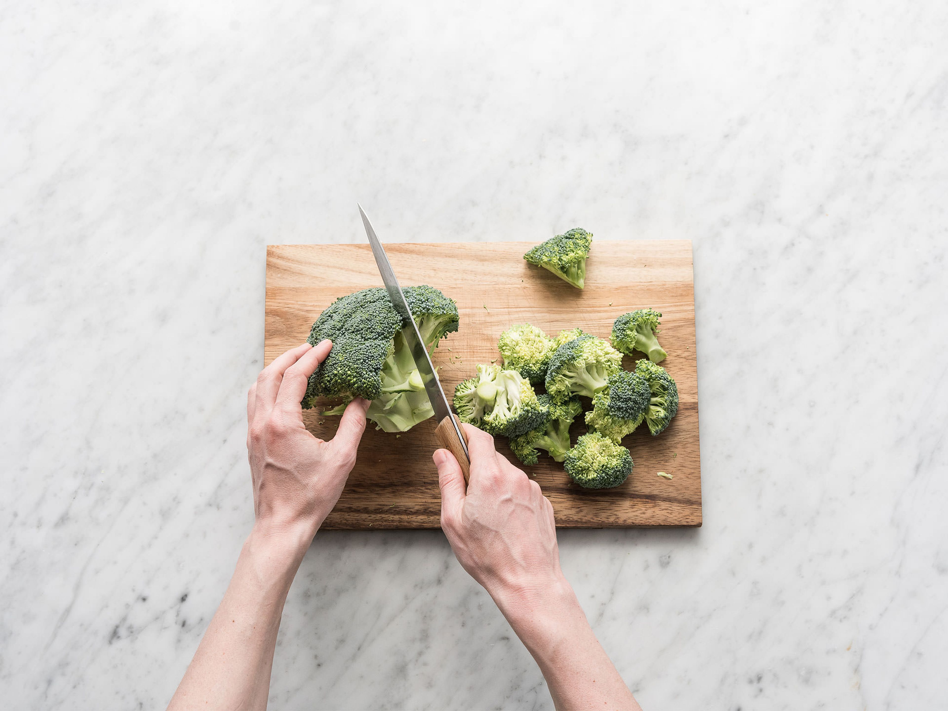 Brokkoli in mundgerechte Röschen schneiden. Großen Topf zur Hälfte mit gesalzenem Wasser füllen, aufkochen und Brokkoli ca. 2 – 3 Min. blanchieren. Abgießen und beiseitestellen.