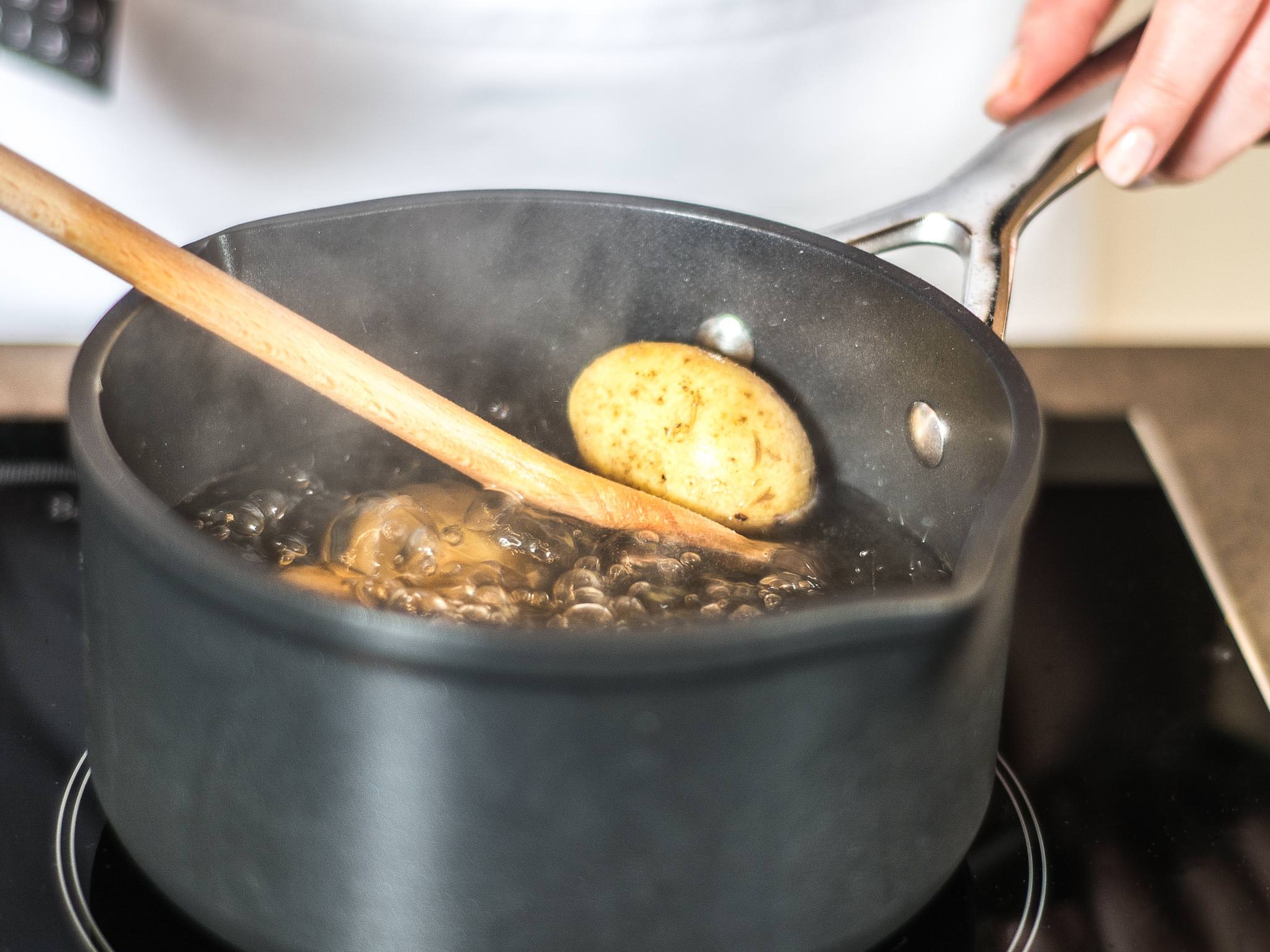Kartoffeln in siedendem Salzwasser je nach Größe ca. 20 – 30 Min. gar kochen. Anschließend abgießen, abkühlen lassen und vierteln.