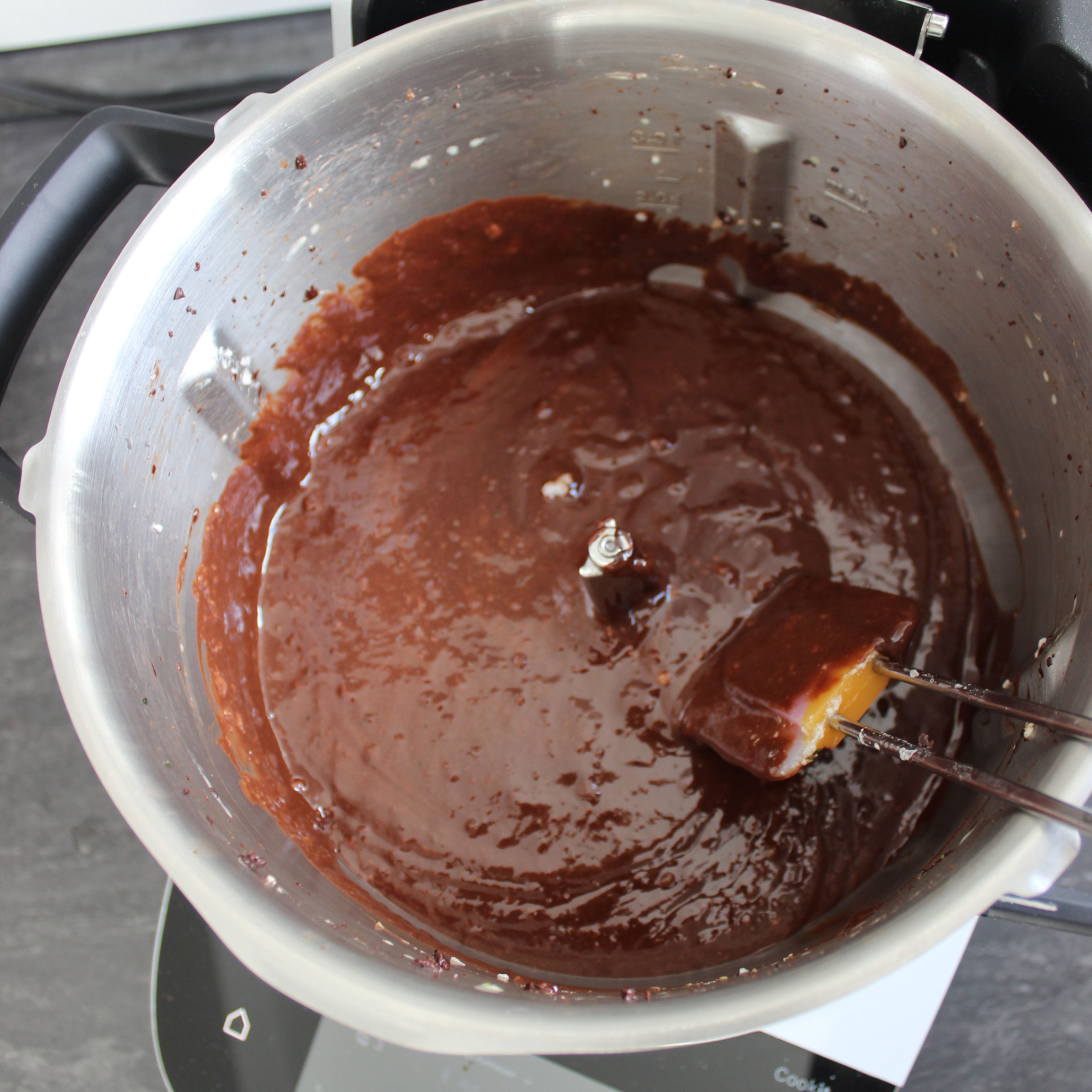 Zwillings-Rührbesen einsetzen. Puderzucker und Crème fraîche zu den Eigelben in die Schüssel geben und gut verrühren. Dann diese Masse und die Minze in den Cookit zur Schokoladen-Butter-Mischung geben und bei geschlossenem Deckel, ohne Messbecher, aufschlagen bis eine homogene Masse entsteht (Zwillings-Rührbesen | Stufe 5 | 55°C | 1 Min.). Nun den Eischnee hinzugeben, den Deckel schließen, den Messbecher einsetzen und vermengen (Zwillings-Rührbesen | Stufe 2 | 1 Min.). Das Schoko-Minze-Mousse abschließend in Gläser füllen und für mindestens 2 Stunden in den Kühlschrank stellen. Guten Appetit!