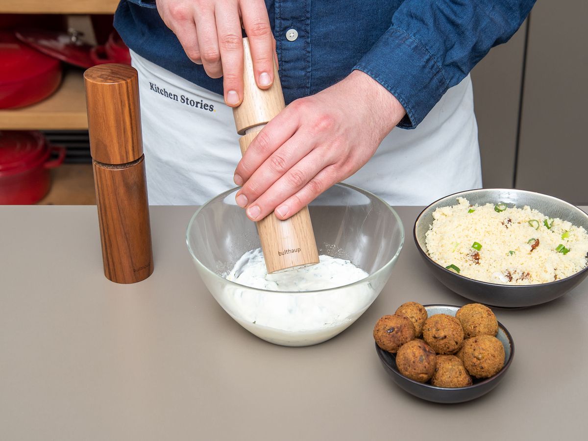Erbsen-Falafel mit Zitronen-Couscous und Minz-Joghurt | Rezept ...