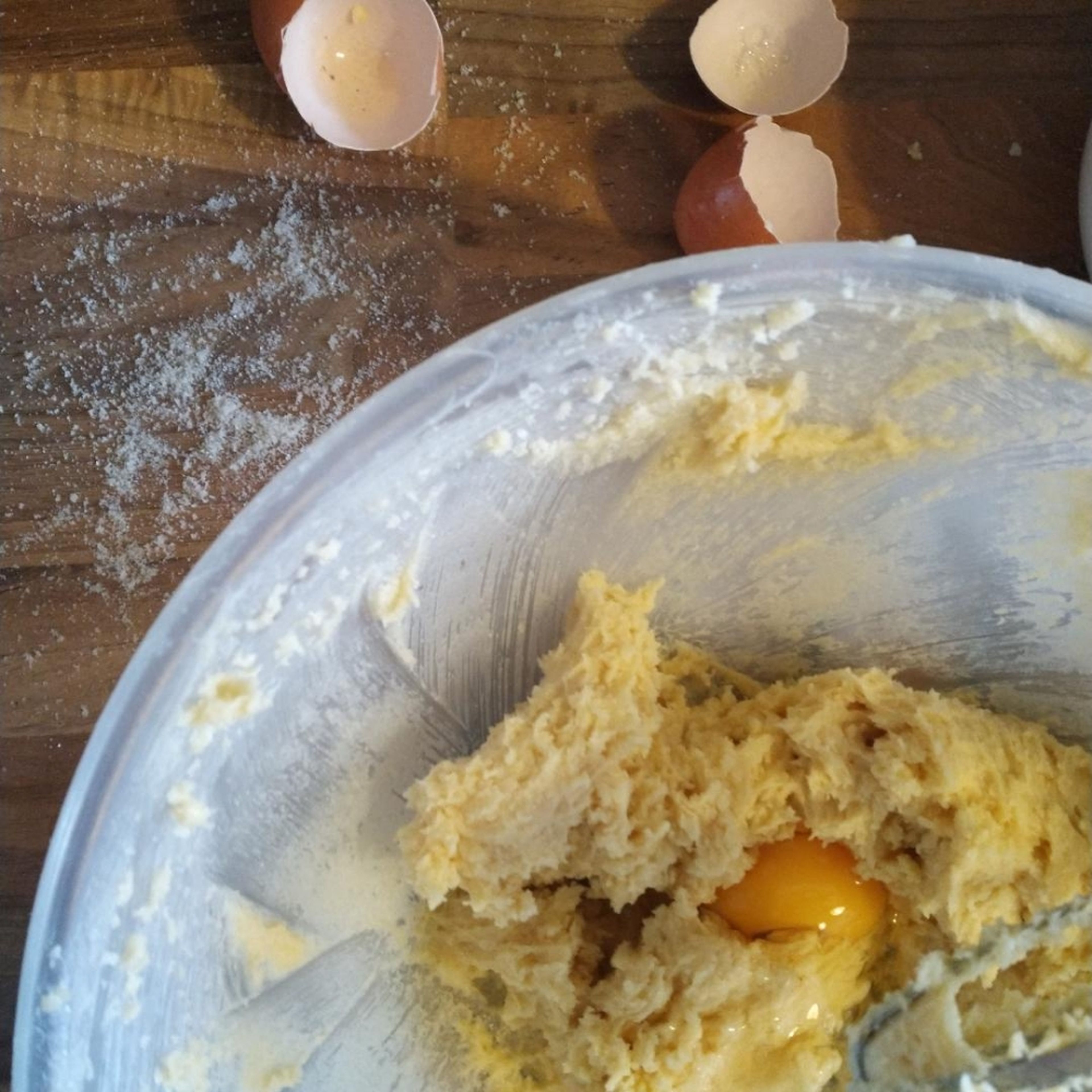Separate 3 of the eggs, and add the yolks one by one into the mixture, adding the next one after the first has been incorporated. Then, add one of the whole eggs, mix for 2 minutes (electric mixer) add the next, and mix for another two minutes (electric mixer).