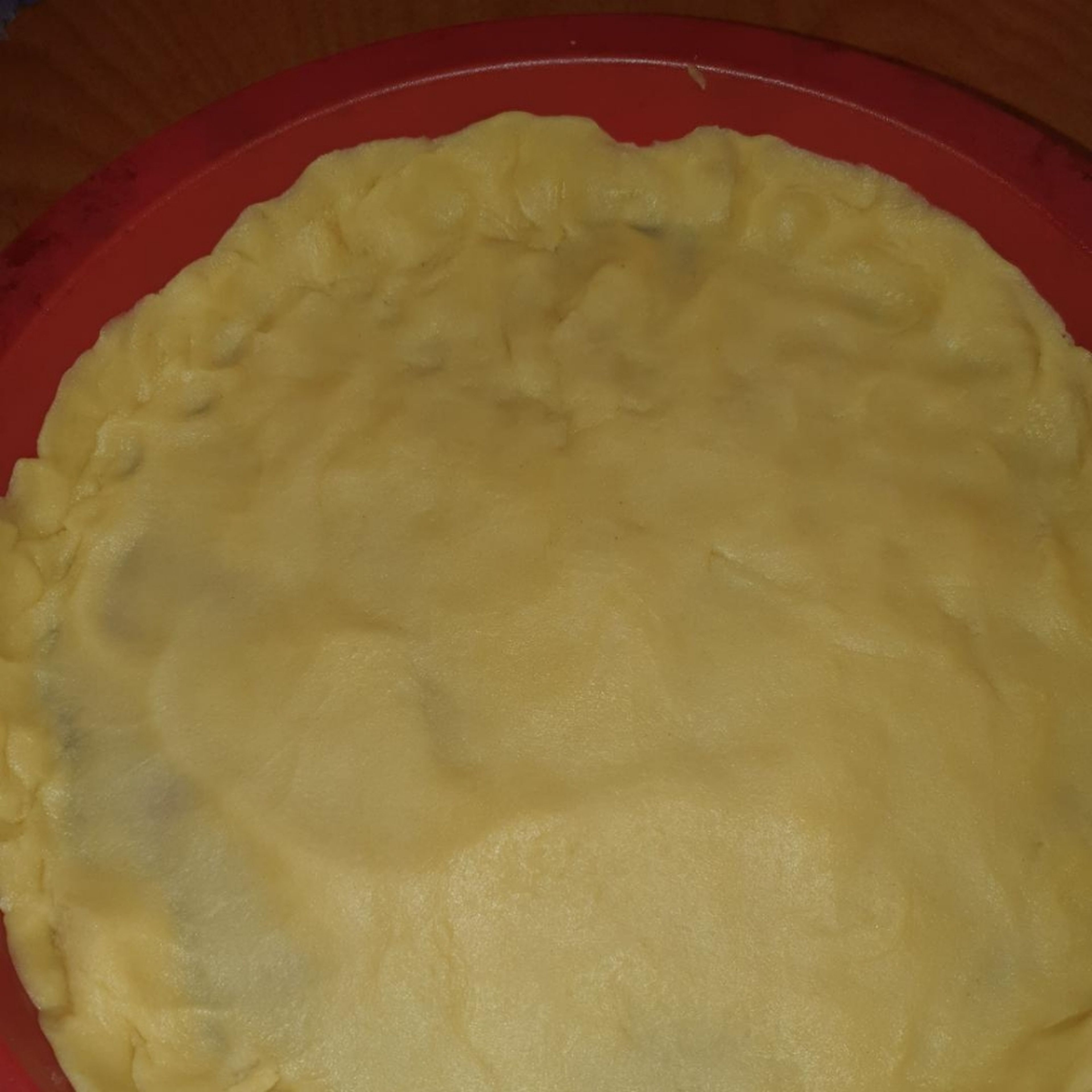 Den Teig einmal von Hand kneten und flach in einer Quicheform verteilen. Dabei den Rand ca 2cm hochziehen. In den Kühlschrank tun