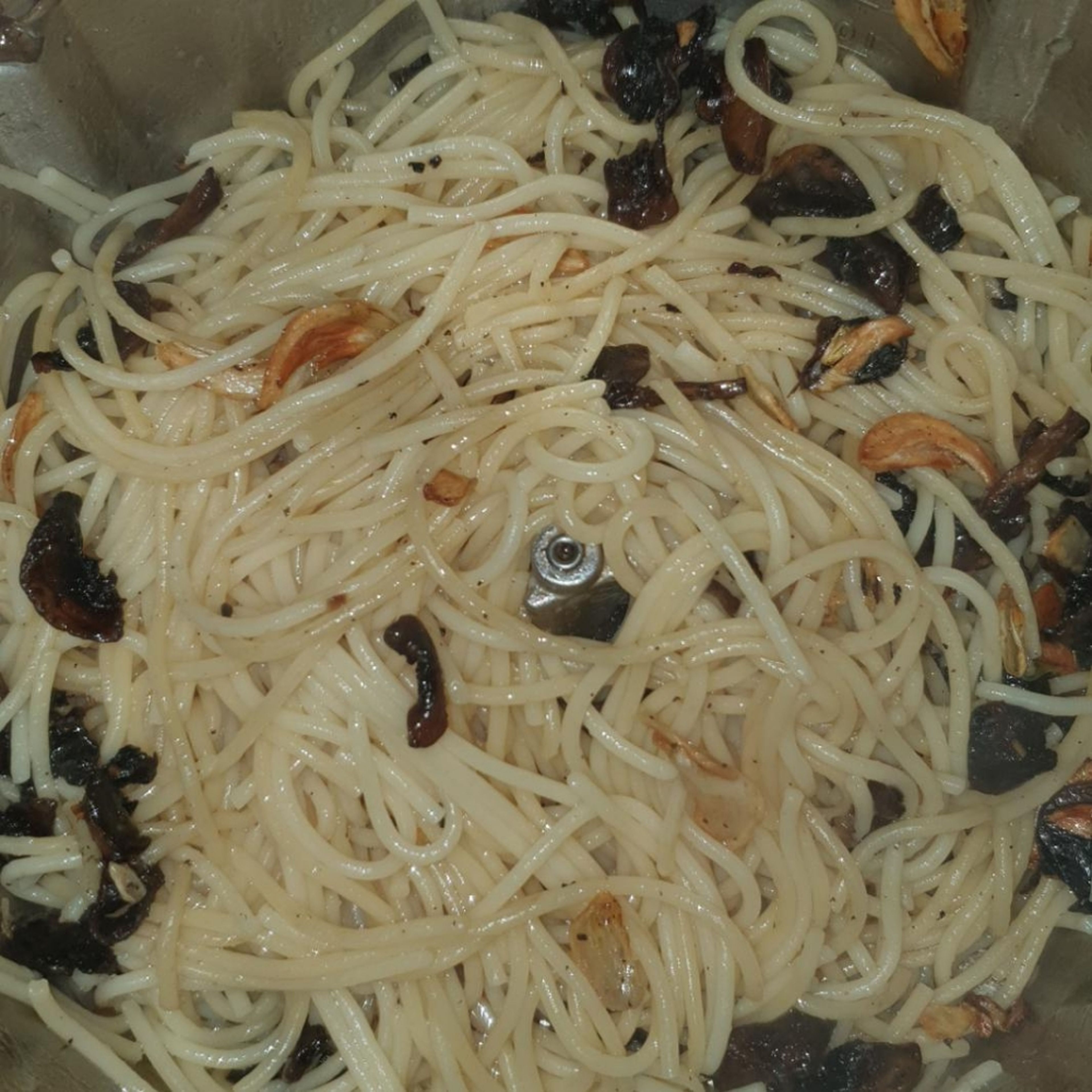 Salzen und pfeffern, dann die Spaghetti dazutun und gut durchrühren.