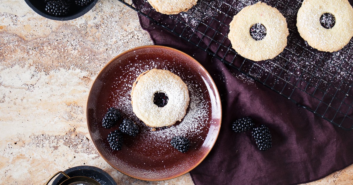 Blackberrybay leaf jammy dodger cookies Recipe Kitchen Stories