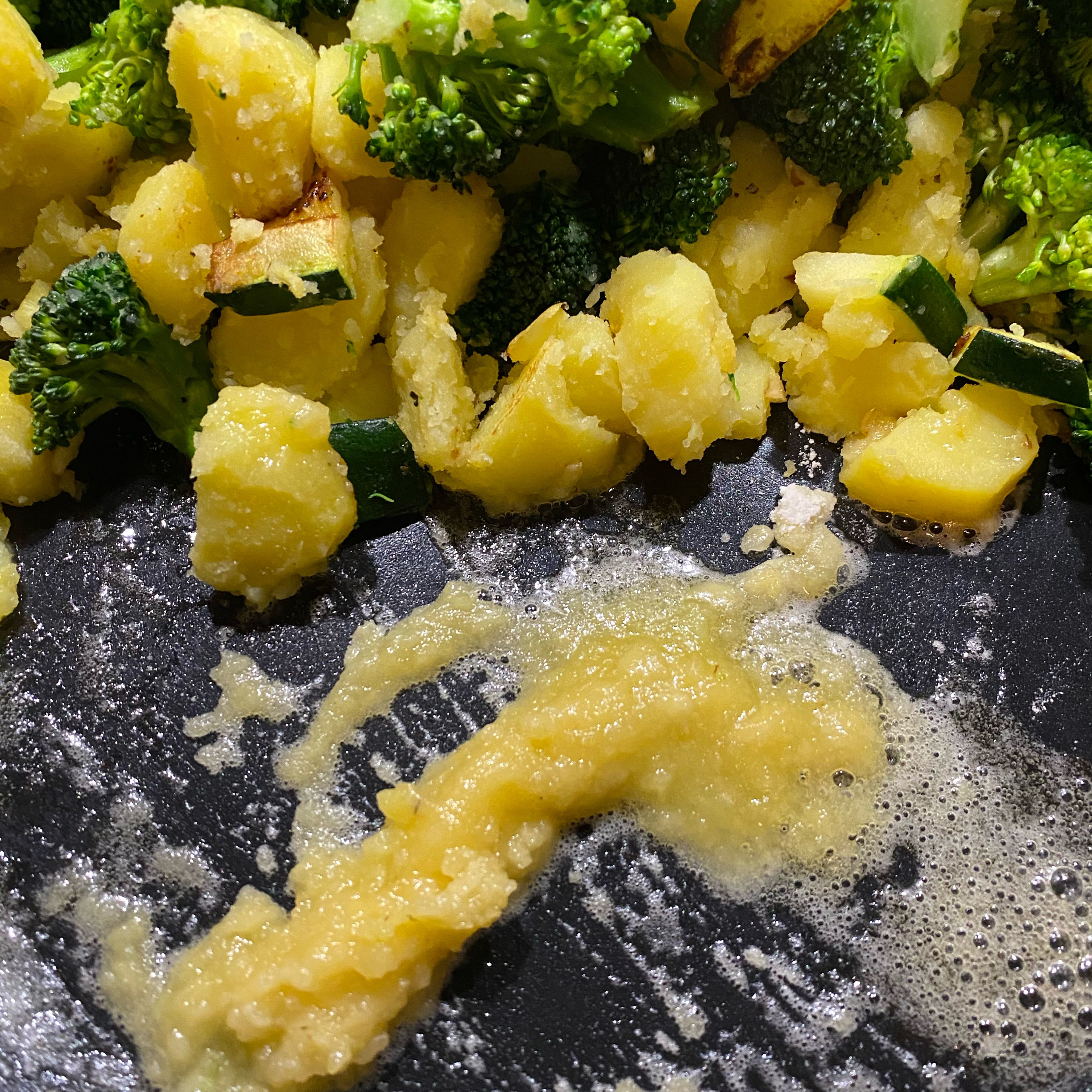 Wenn alles lange genug angebraten hat, das Gemüse/Kartoffeln in der Pfanne zur Seite schieben und eine kleine Mehlschwitze erstellen. Dafür Butter und Mehl in der Pfanne zusammenrühren.