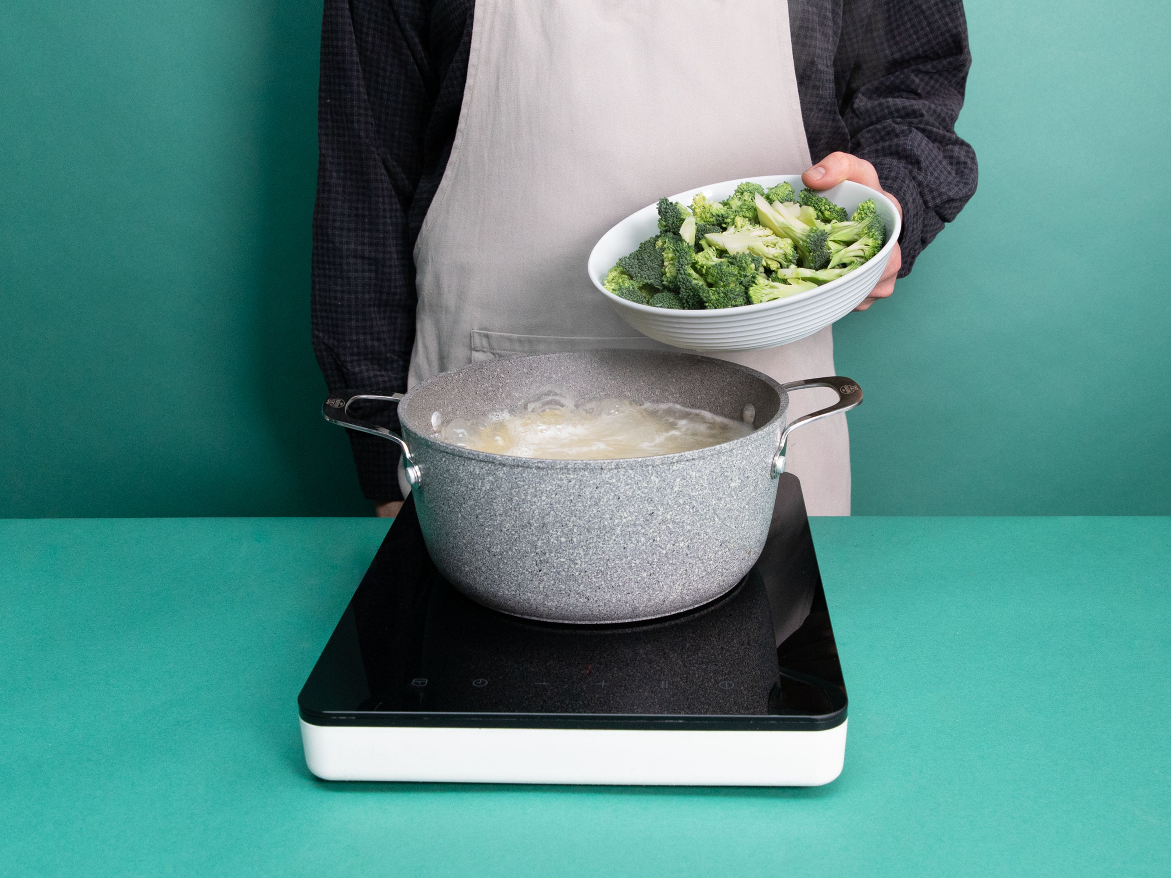 Wasser in einem Topf zum Kochen bringen, salzen, dann Spaghetti al dente kochen. Brokkoli dazugeben und ca. 3 Min. mitkochen, danach abgießen.