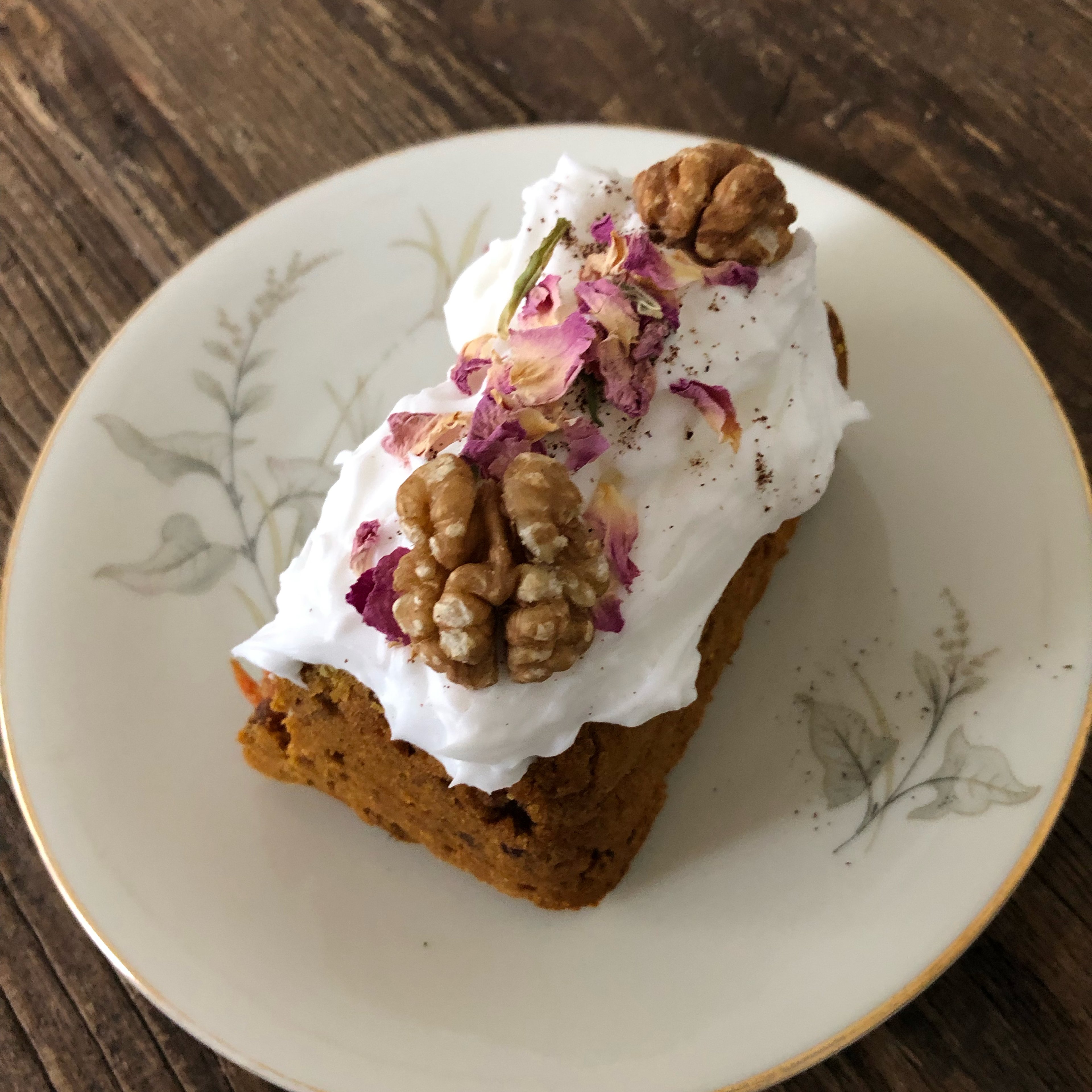 Carrotcake mit Pekannüssen & veganem Zitronenfrosting