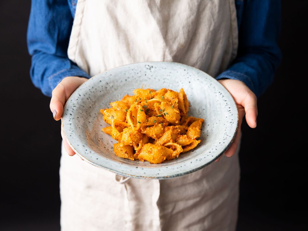 5-ingredient pasta with red pepper pesto